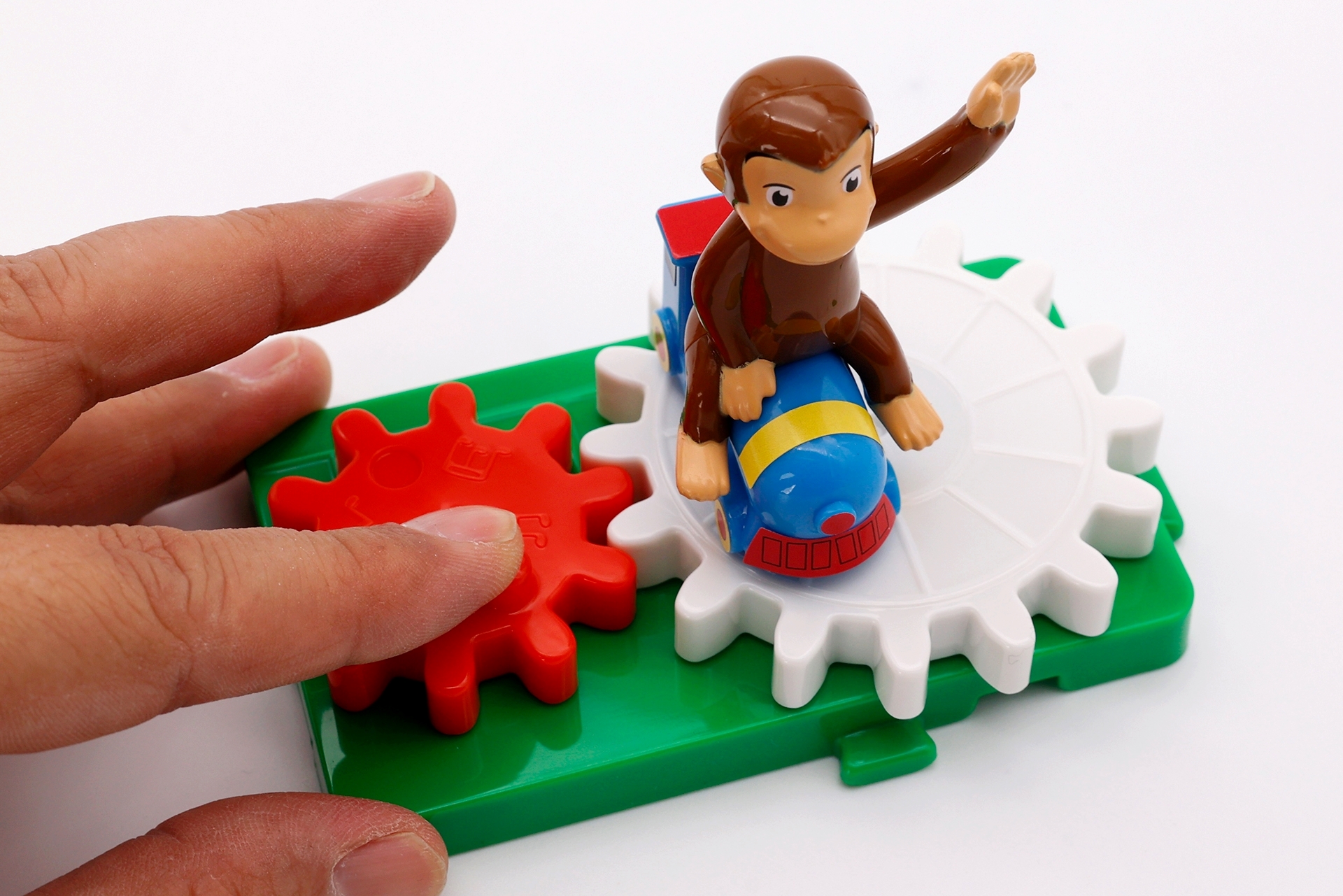 動かしやすい位置に設置して、赤い歯車を回転させよう