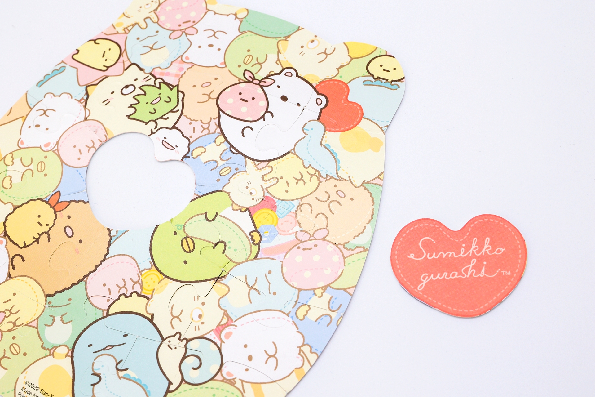 どのパズルにもひとつだけ変わった形のピースが含まれており、こちらには物語に関連したハートやキノコなどのイラストが描かれている