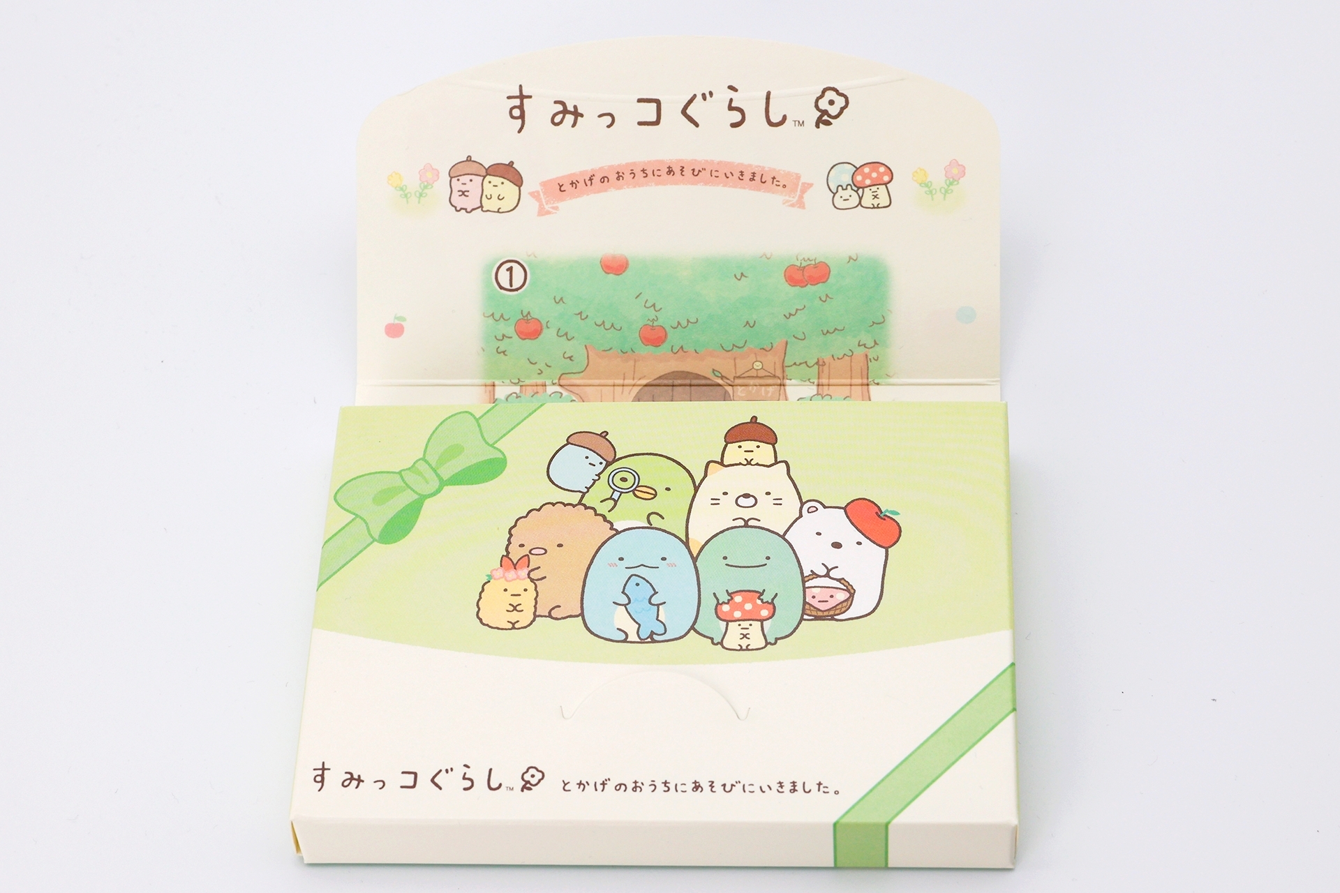 箱を開けたところ。すみっコたちがそれぞれ特徴的なアイテムを手に持っているのが印象的だ