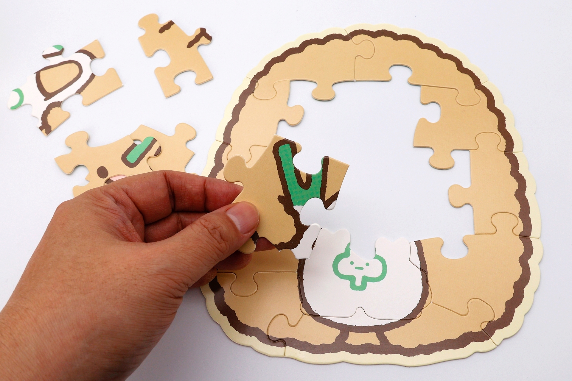 似たような色と線のピースが多いので、じっくり観察しながらパズルを作っていこう