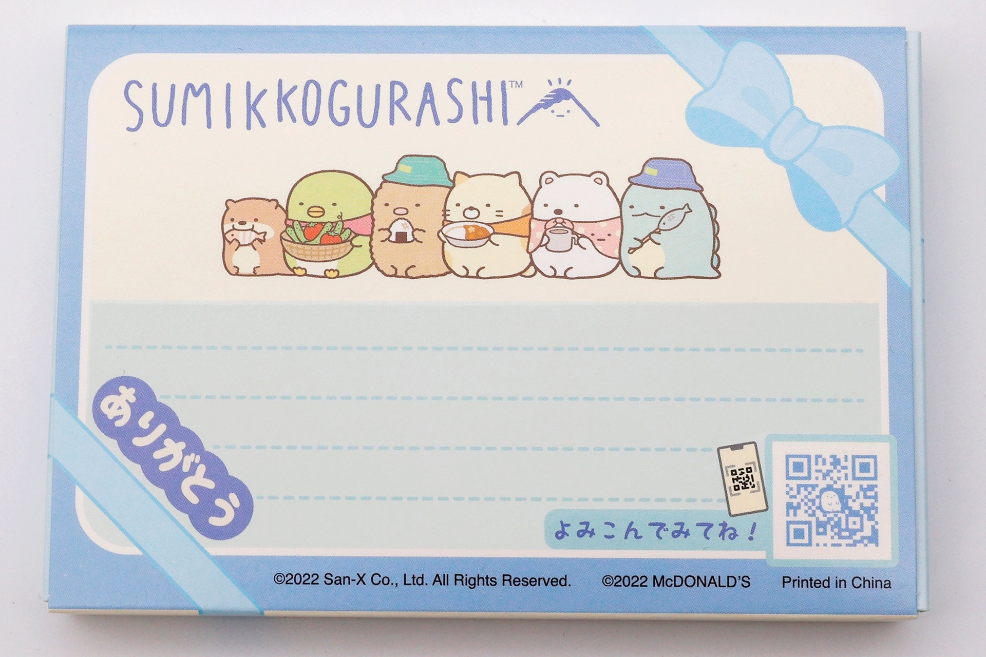 箱の裏面では、すみっコたちが仲良く並んで食事をしているようだ