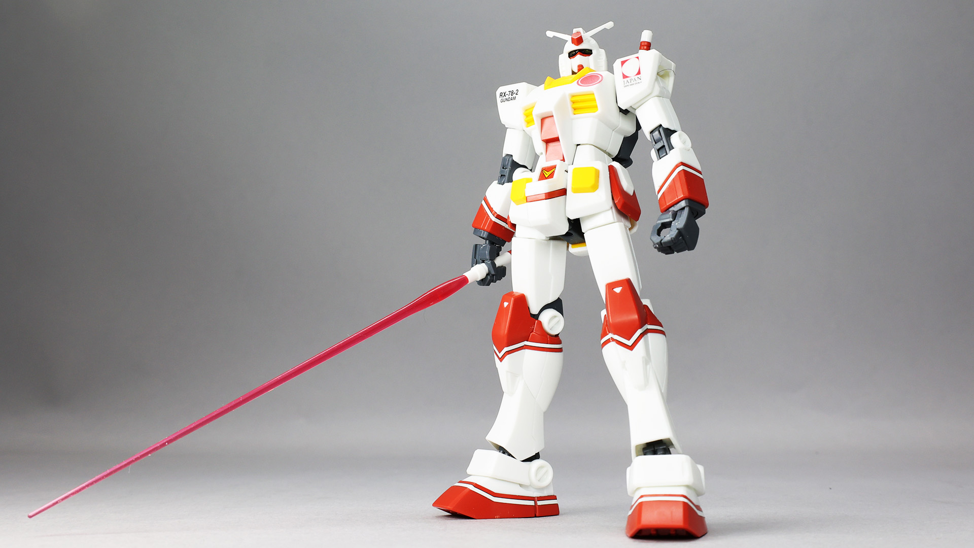 ビームサーベルを若干斜めに持たせられるハンドがいい表情を付けられます