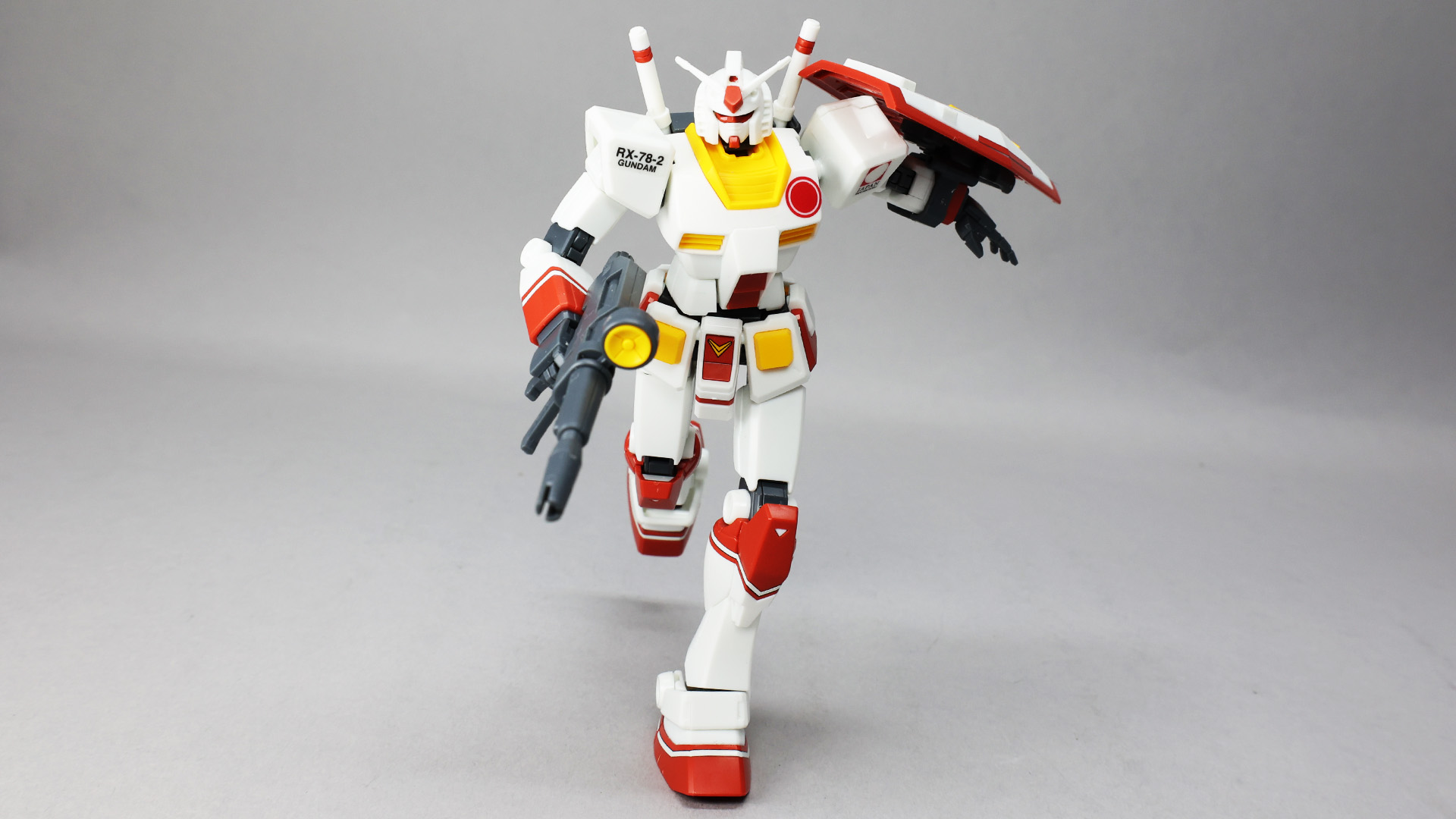 カラーリングもかっこよく、ビームサーベルが2色構成なのに驚く