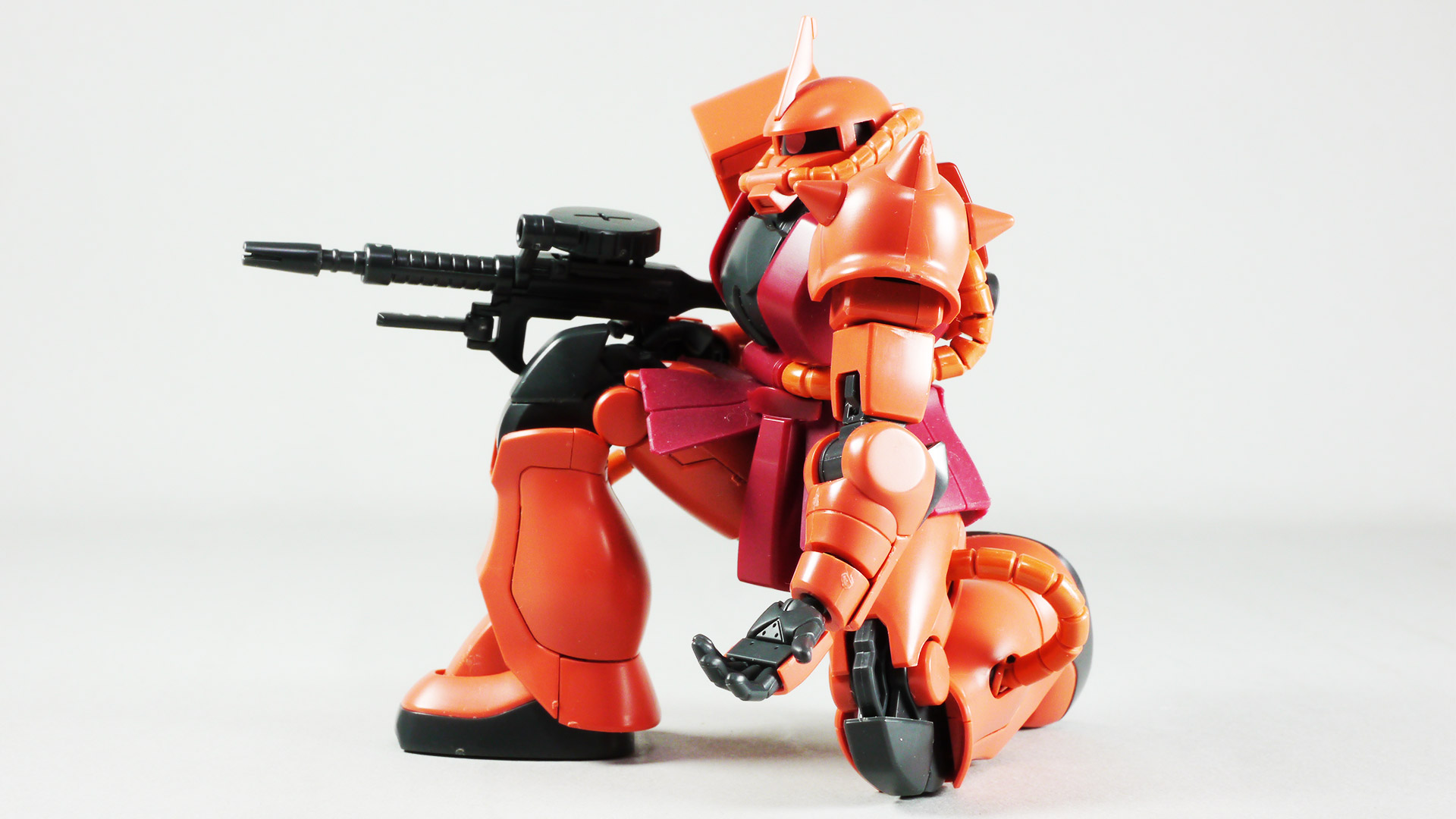 腰のスカートは軟質素材で足の動きに追従します