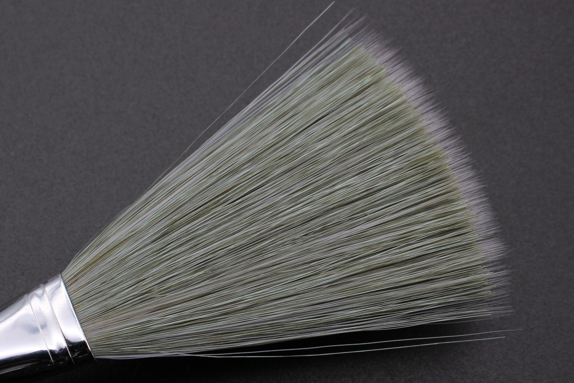 銀色の短い毛が有機伝導性繊維、白い長めの毛がPBT樹脂毛。静電気を抑えてホコリを落とせる機構だ