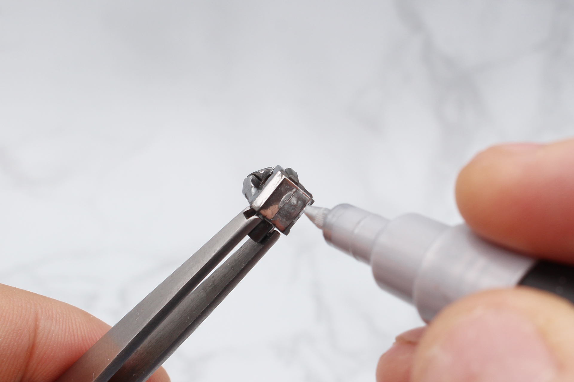 このような小さなパーツに塗るのは最適。造形のアクセントになるはず