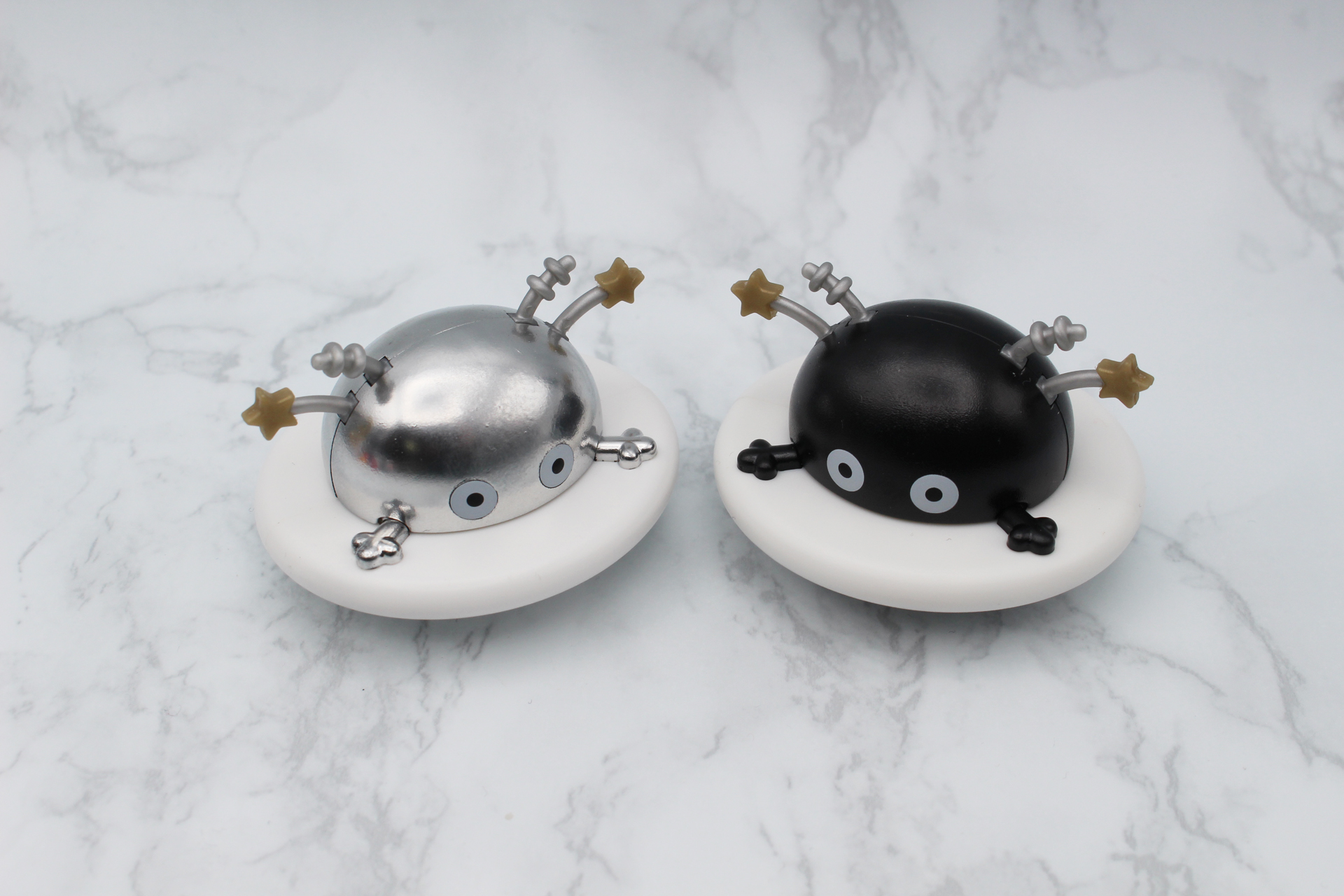 ケンエレファントのカプセルトイ「コスモ星丸 フィギュアマスコット」の黒がダブったので、分解してエアブラシシステムを使って吹いてみた（左）。この仕上がりはぜひ実際に試してみてほしい