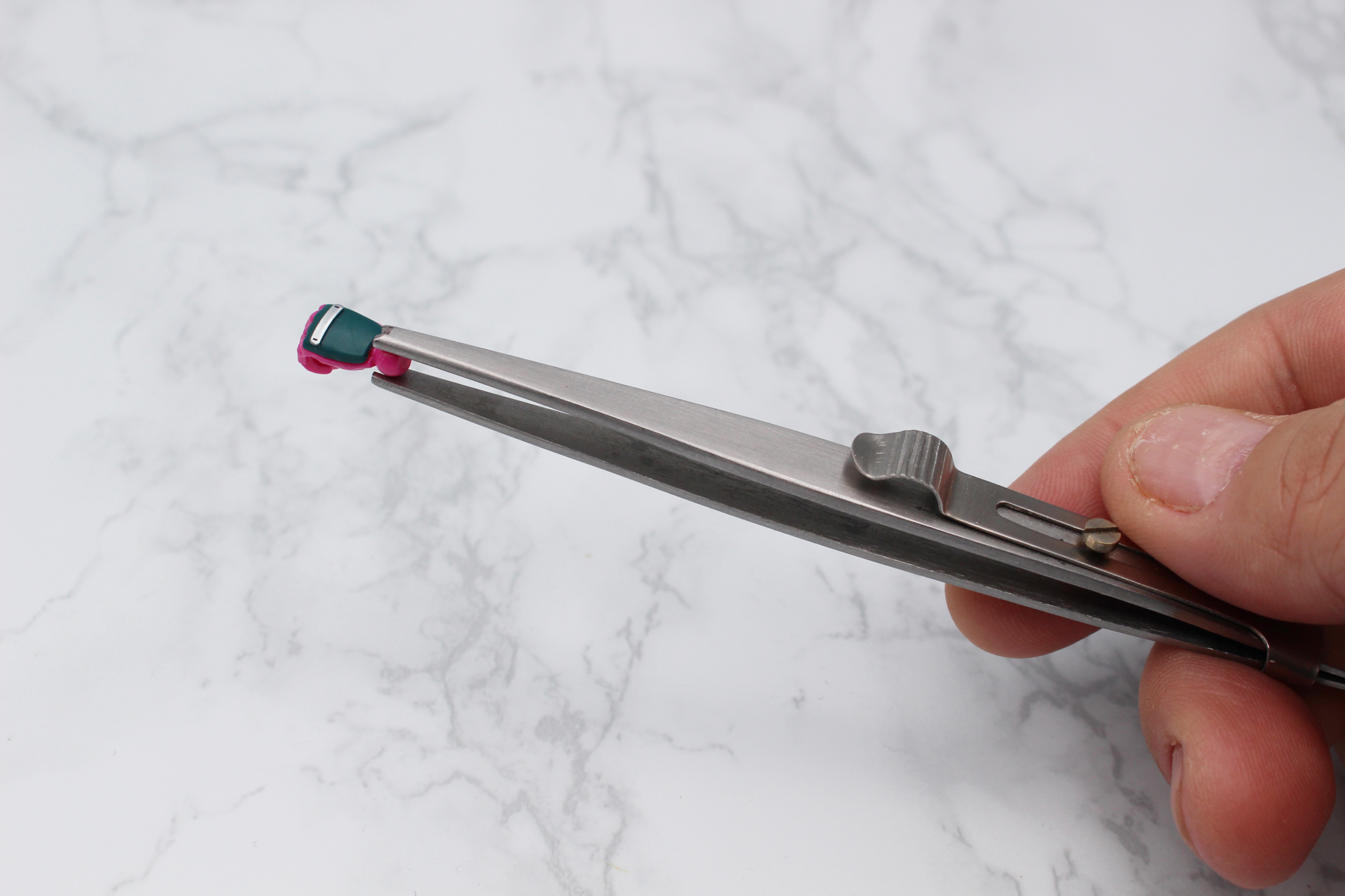 手元のレバーをスライドさせるとホールドされる。シールを貼るときなどのパーツ保持には本当に便利だ