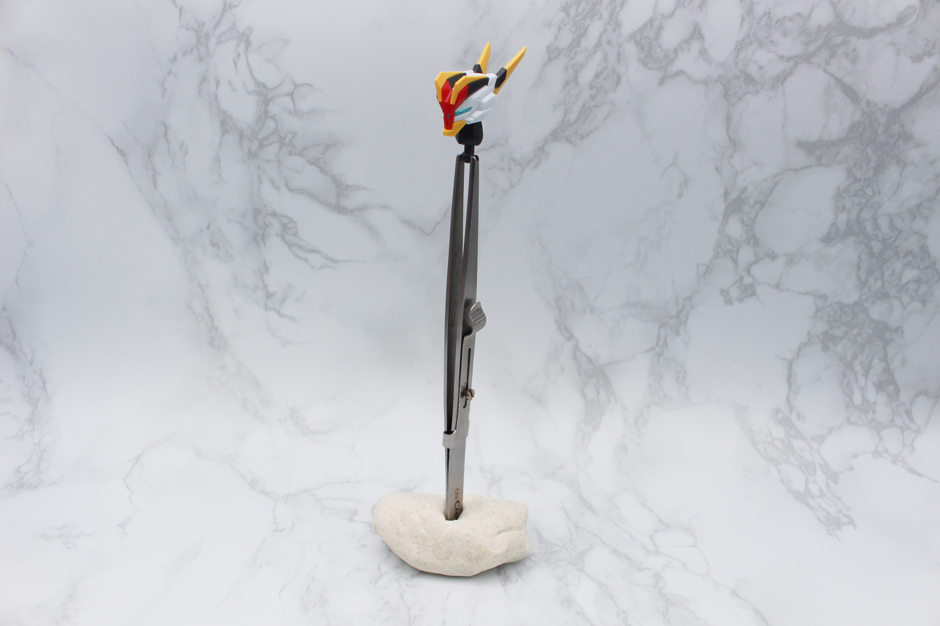 少々イレギュラーな使い方だが、パーツを掴んだ状態で撮影をするときは、このように練り消しゴムを台座にして、パーツを掴んだピンセットを挿して撮影している