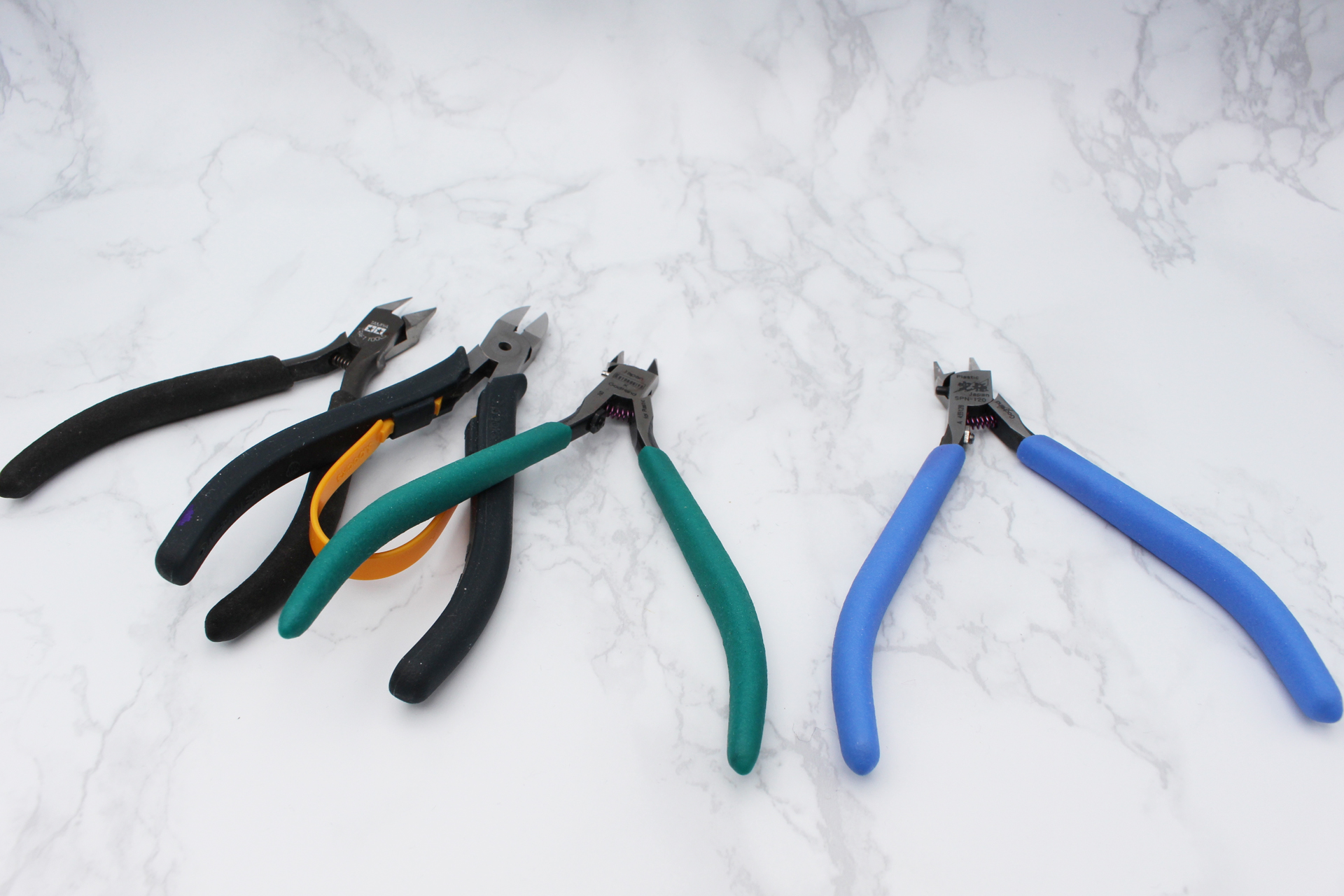 筆者がこれまで使ってきたニッパー。最終的に右のアルティメットニッパーを最も使っているが、他も素材やゲートの太さなどによって使い分けている