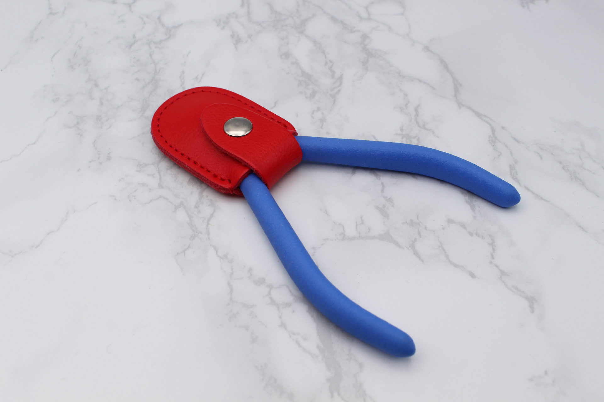 刃先の保護は確実に。製品には専用のキャップが付属しているが、筆者はより安全のために同社の「ニッパーキャップ ホック付き 赤色」を使用している。またサビを防止するメンテナンス油なども発売されている