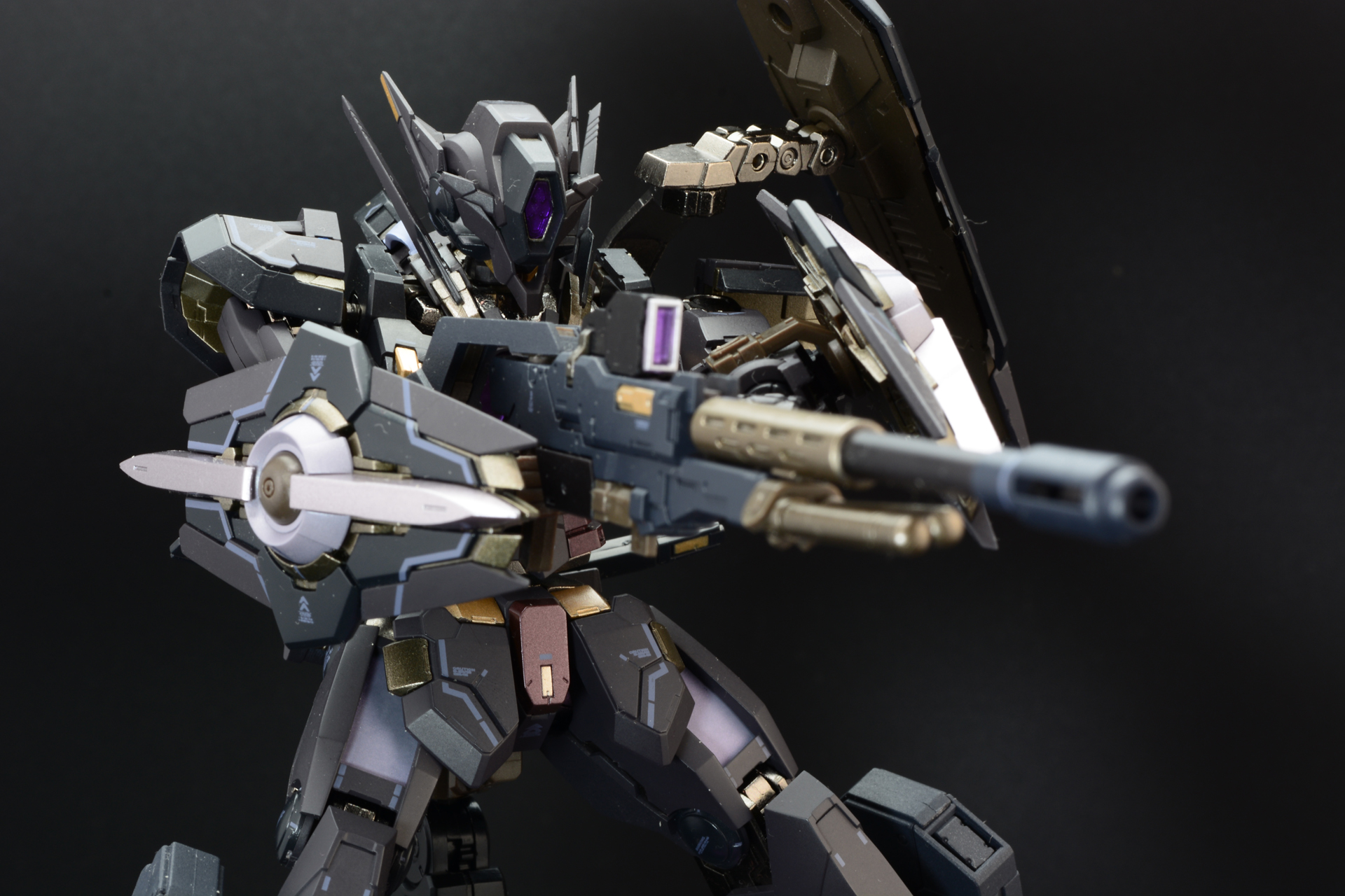 マスクとシールド、カラーリングで他のガンダムとは全く違う印象を持つ機体となっている