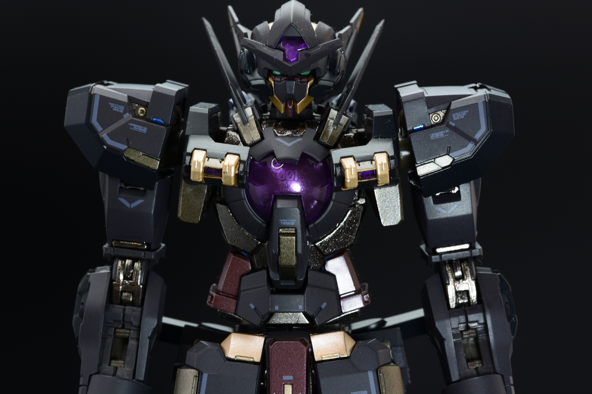 「ロイヤルマスク」。ガンダムタイプのフェイスにかぶせる形で装着。商品では頭部をまるごと差し替える仕様となっている。大きな単眼は複合センサーで、機能強化の意味合いが強い