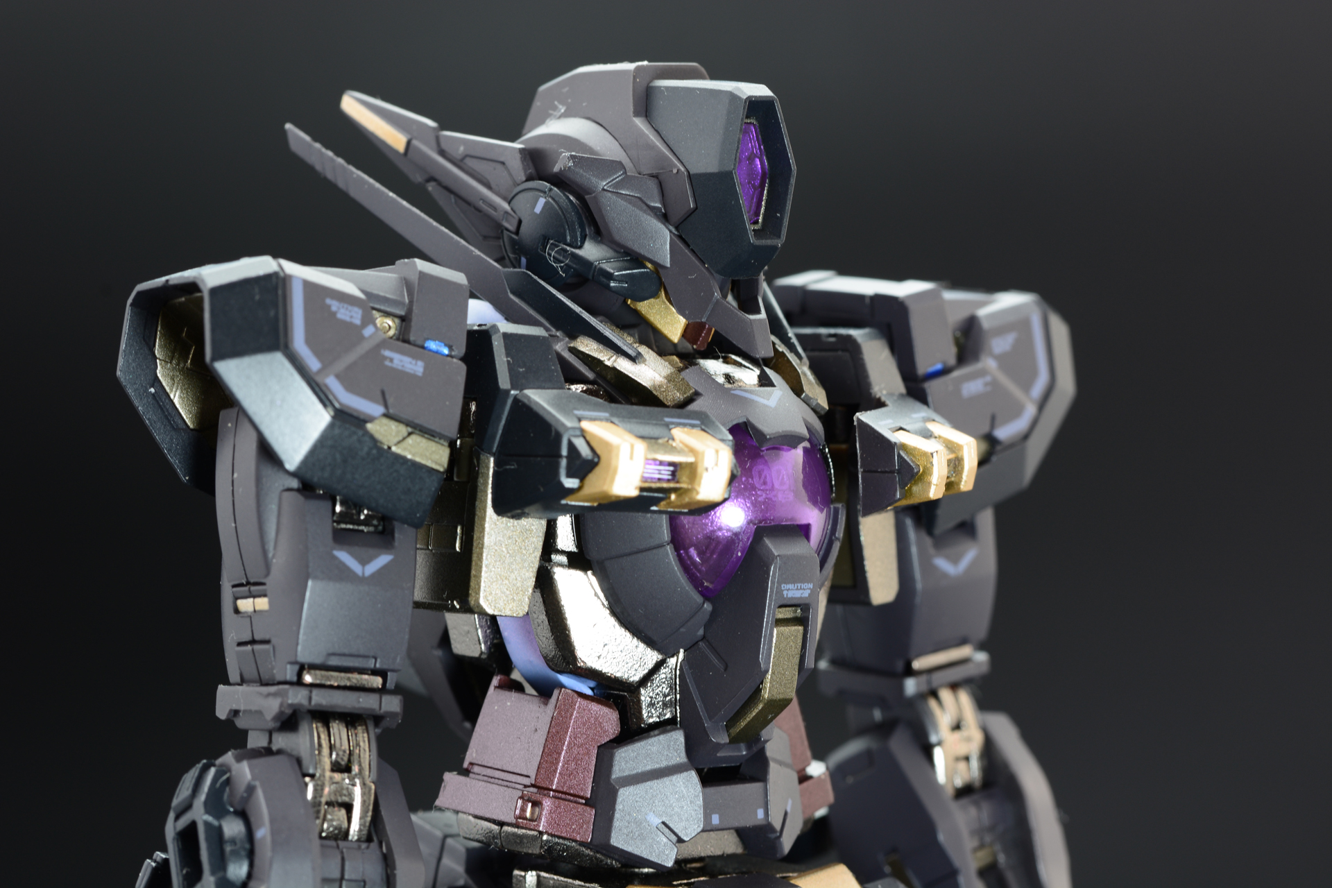 「ロイヤルマスク」。ガンダムタイプのフェイスにかぶせる形で装着。商品では頭部をまるごと差し替える仕様となっている。大きな単眼は複合センサーで、機能強化の意味合いが強い