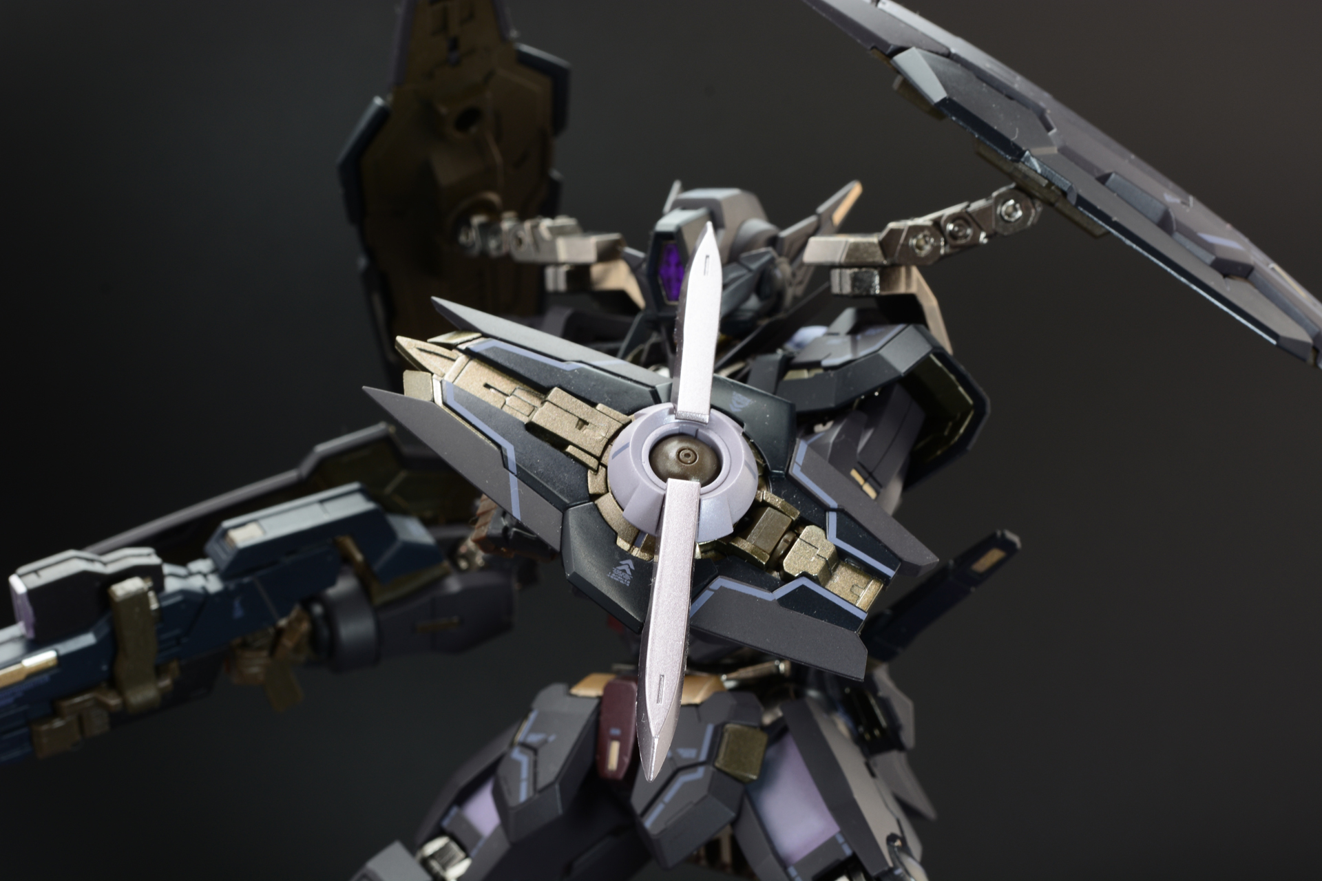 GN-Xの装備である「GNシールド（GN-X）」。中央のディフェンスロッドは敵の攻撃に合わせて動かすことで効果的に攻撃をはじく