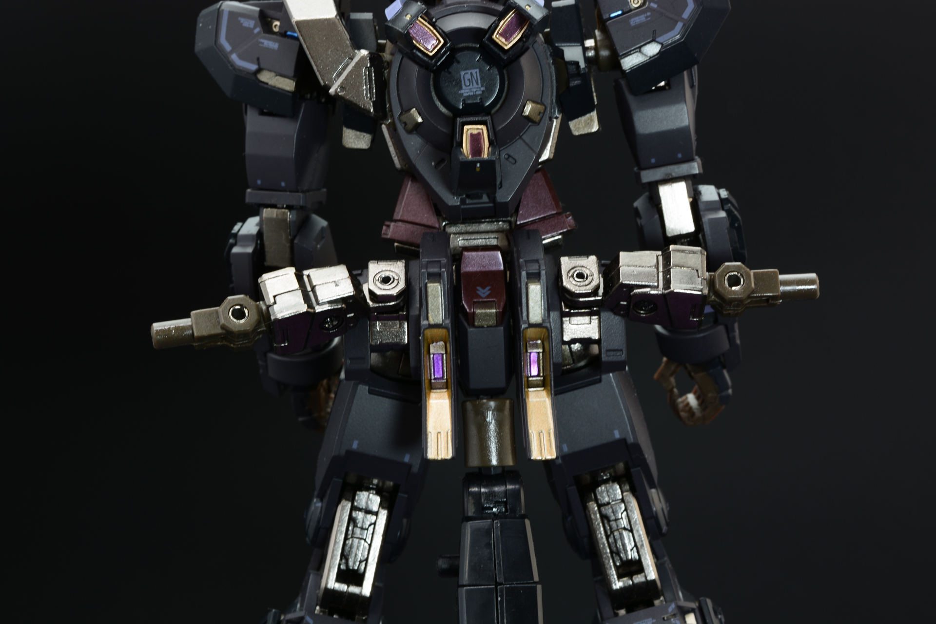 リアスカートを差し替えることで左右にアームがつく