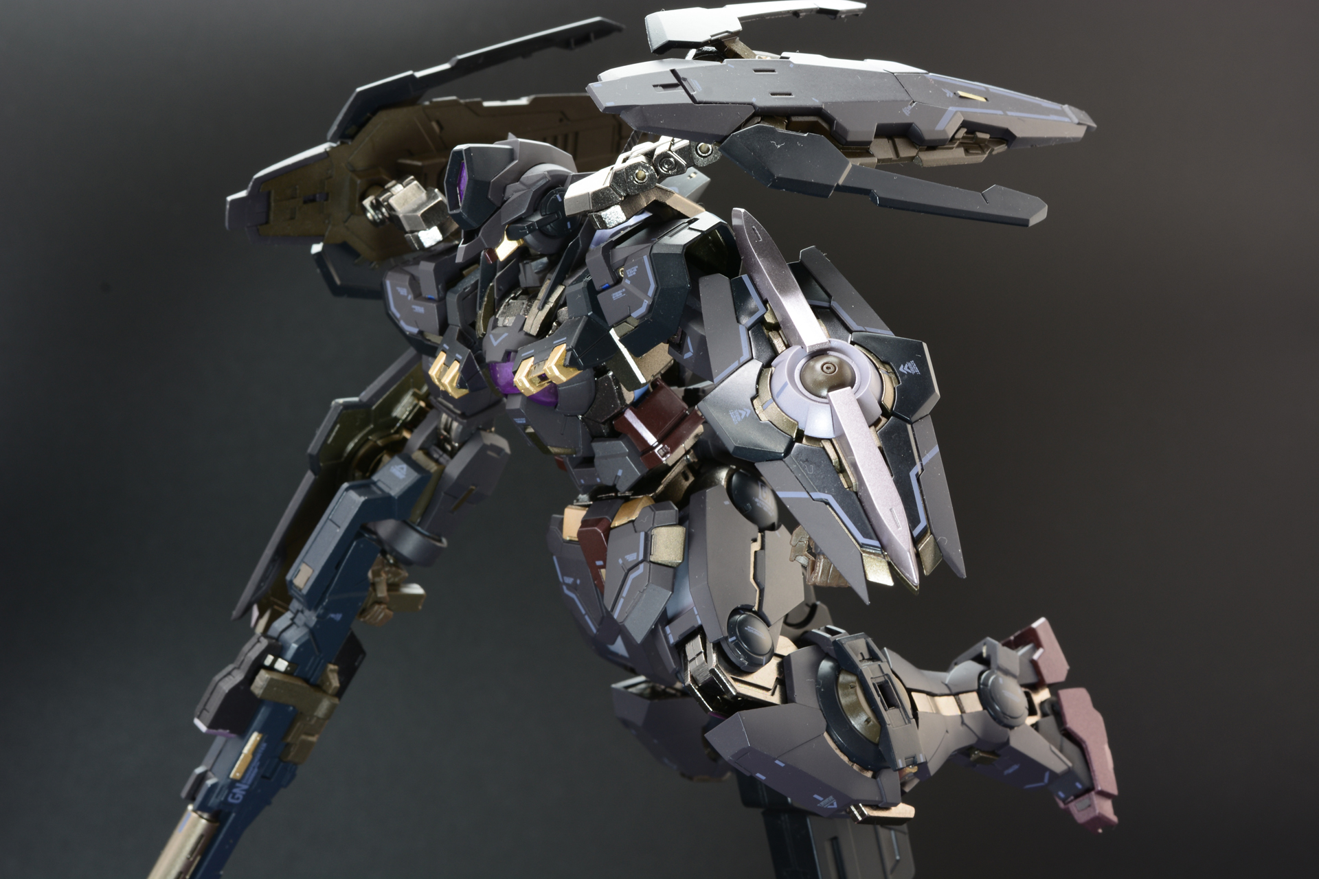 マスクとシールド、カラーリングで他のガンダムとは全く違う印象を持つ機体となっている
