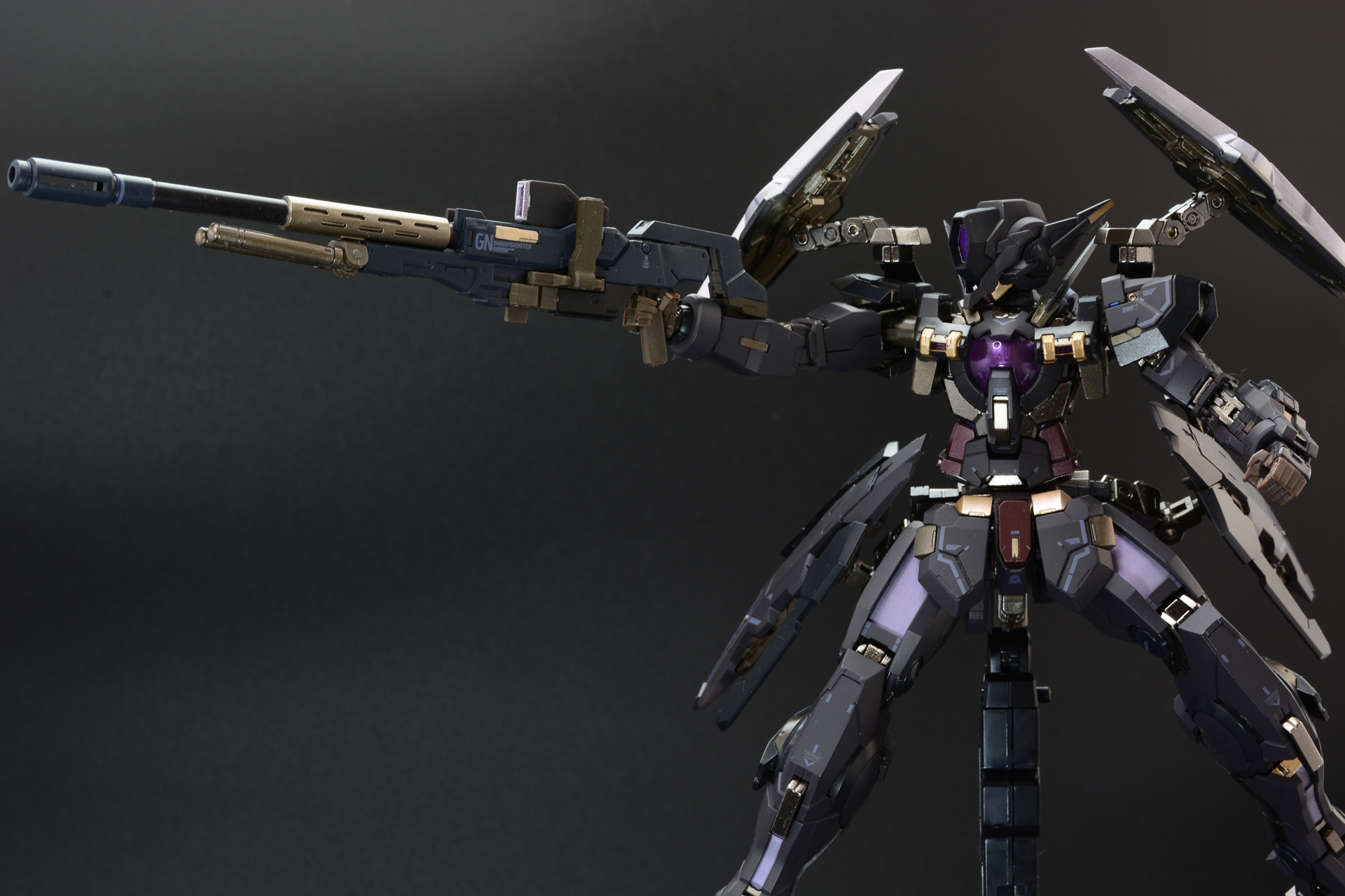 マスクとシールド、カラーリングで他のガンダムとは全く違う印象を持つ機体となっている