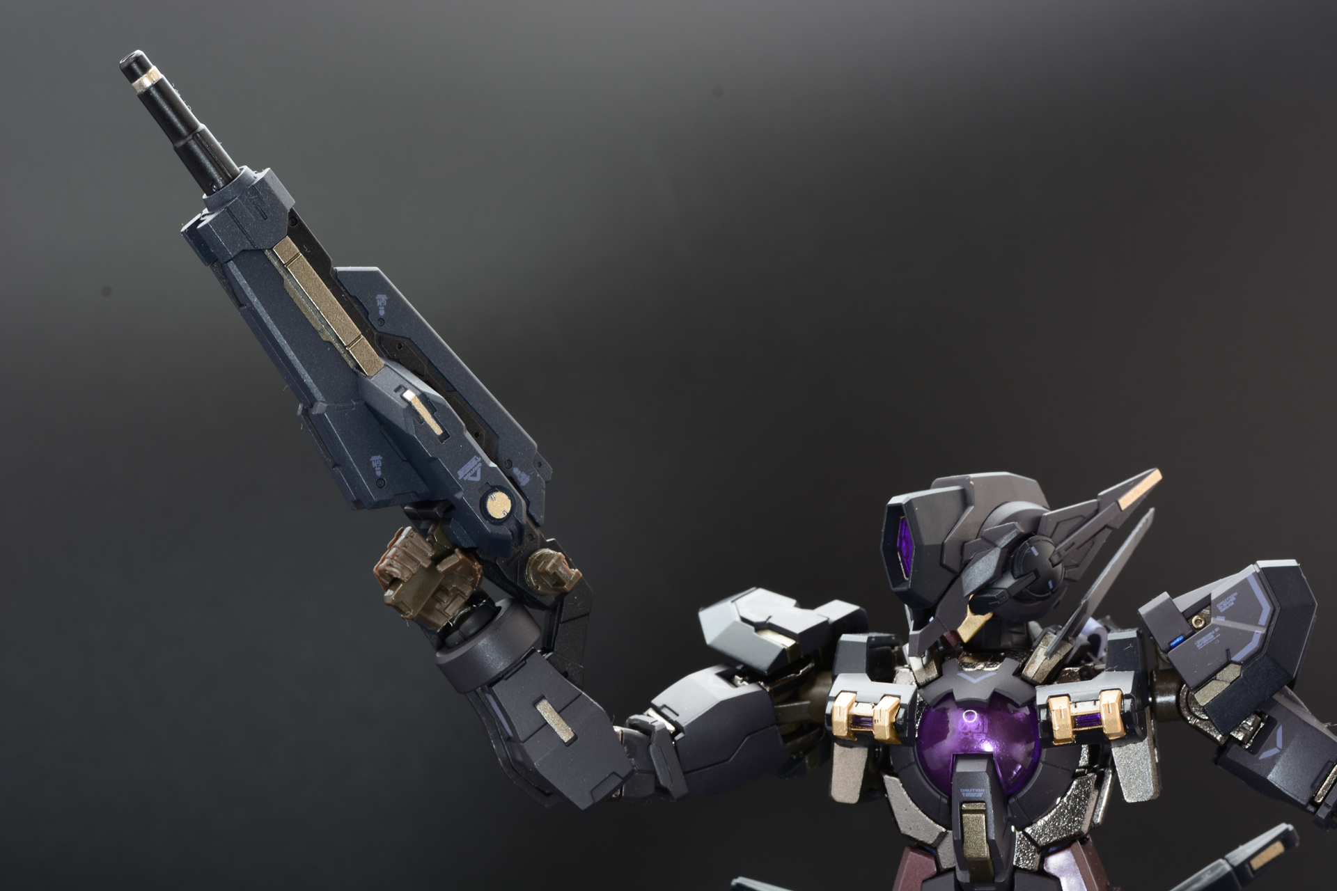 最も基本的な装備と言えるGNビームライフル。ビームライフルと固定武装であるGNビームサーベルだけで出撃する状況も多そうだ