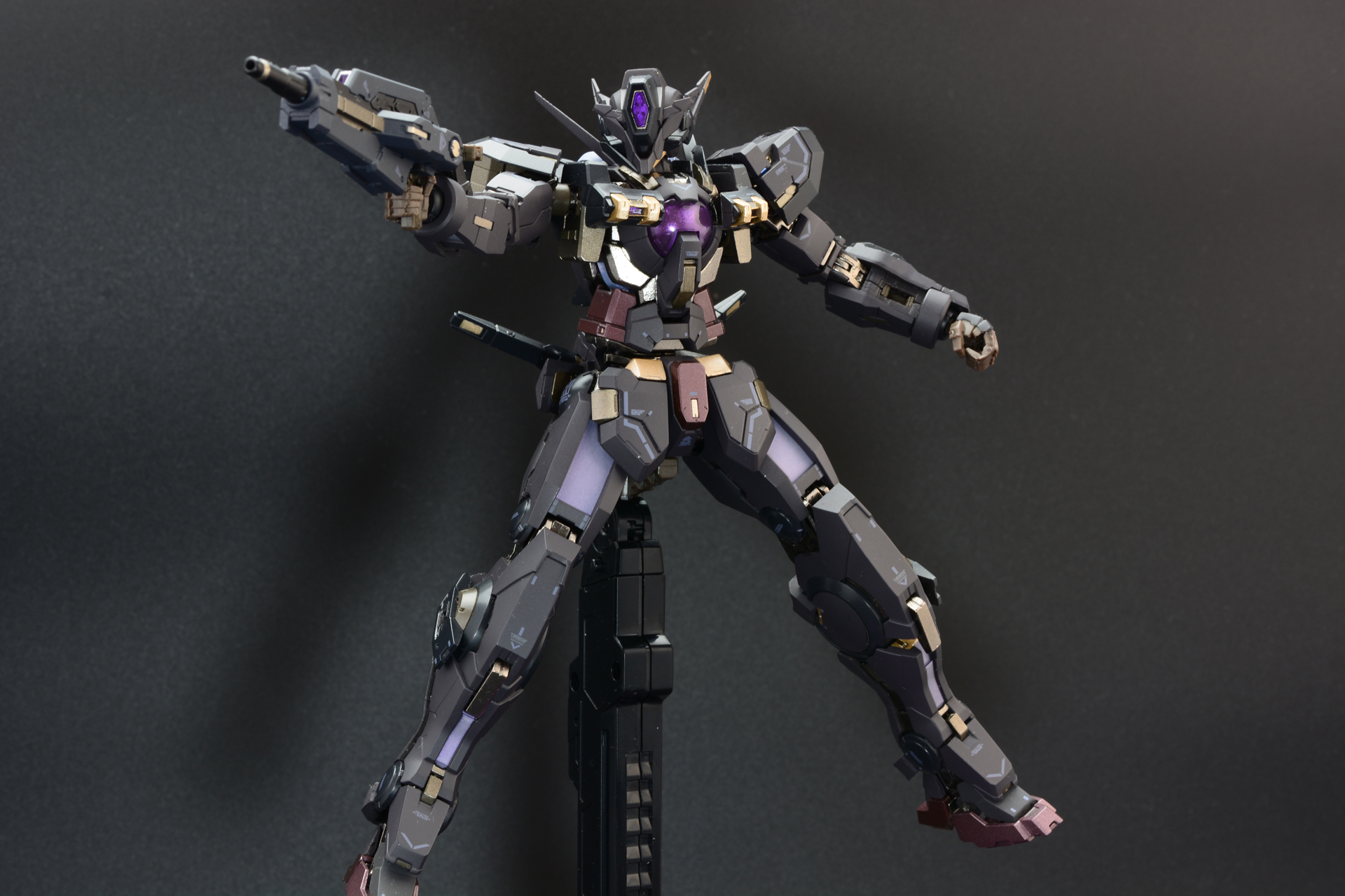 最も基本的な装備と言えるGNビームライフル。ビームライフルと固定武装であるGNビームサーベルだけで出撃する状況も多そうだ