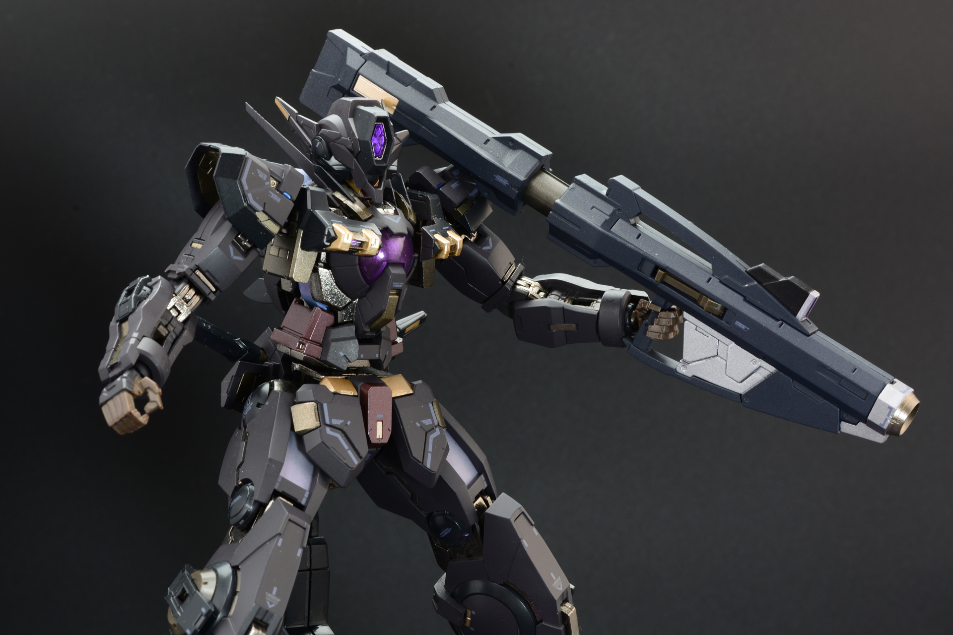 その名の通り作動にGN粒子を使用しないバズーカだが、GN粒子弾を発射したり、様々な弾体を発射できる