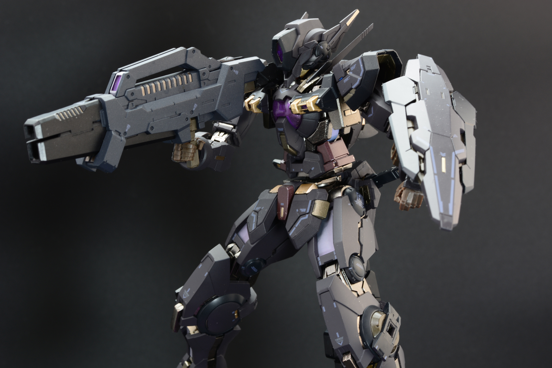 肩のGNアンテナを外して装備するため射角が限られ、取り回しが悪い。ヴァーチェのGNバズーカと違いバーストモードもない