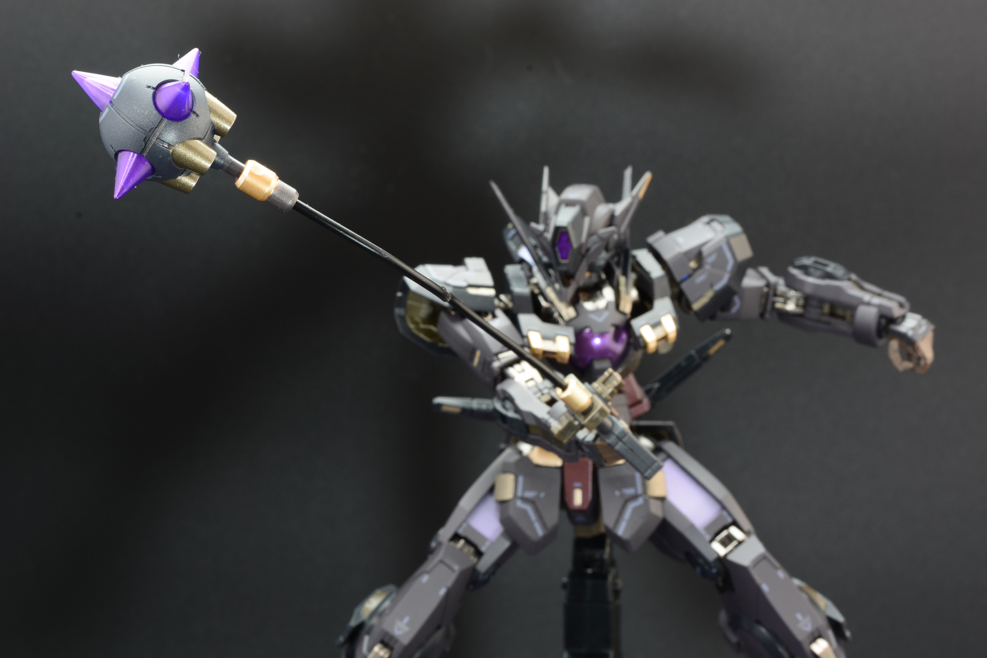 初代ガンダムを思わせるモーニングスター。ケーブルで表情付けが可能