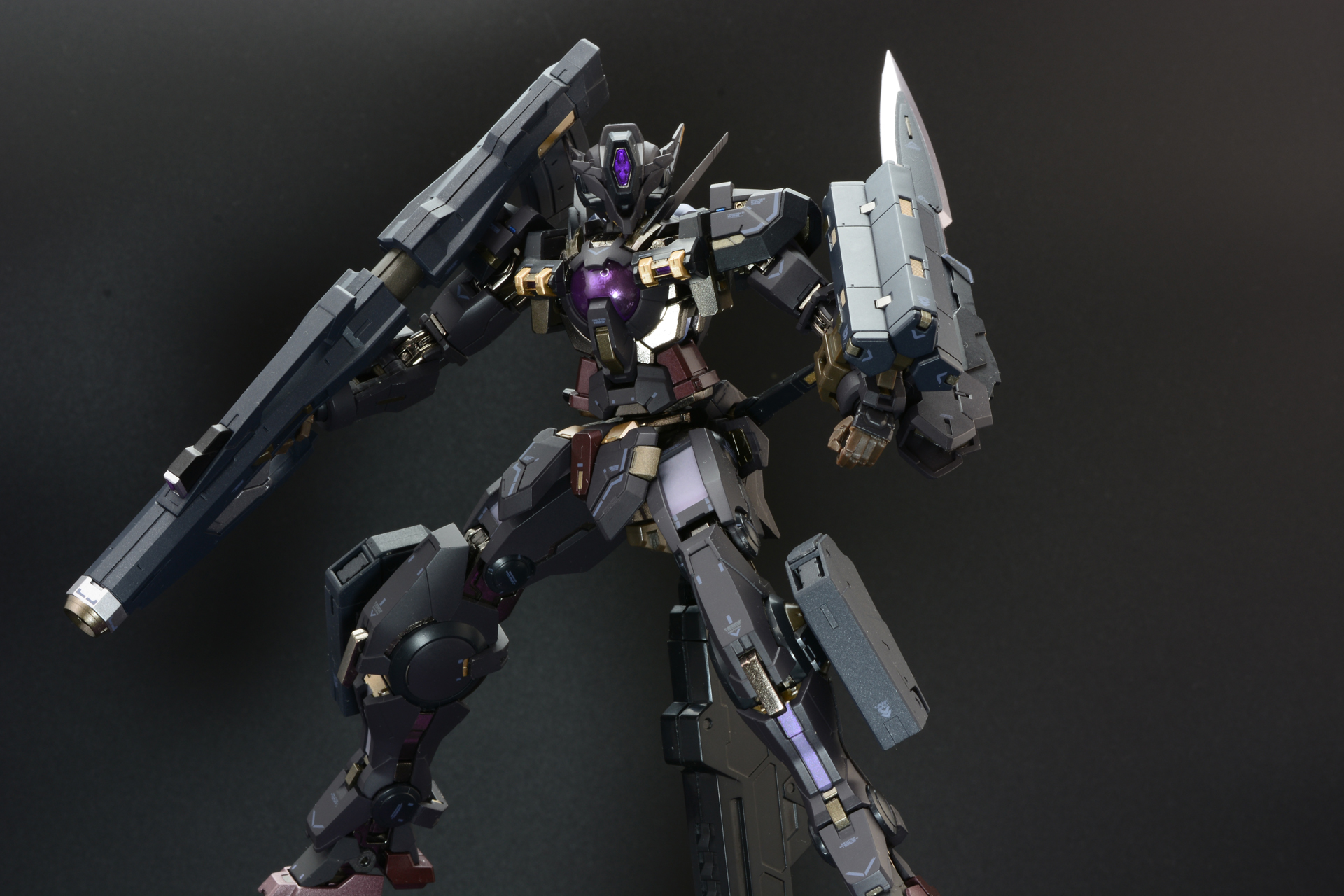 アームや機体のハードポイントに様々な武器を装備。最後はシールドのジョイントを使ってGNシールドを武器のプラットフォームにしてみた。武器がアームに直接つくようなジョイントも欲しかったところだ