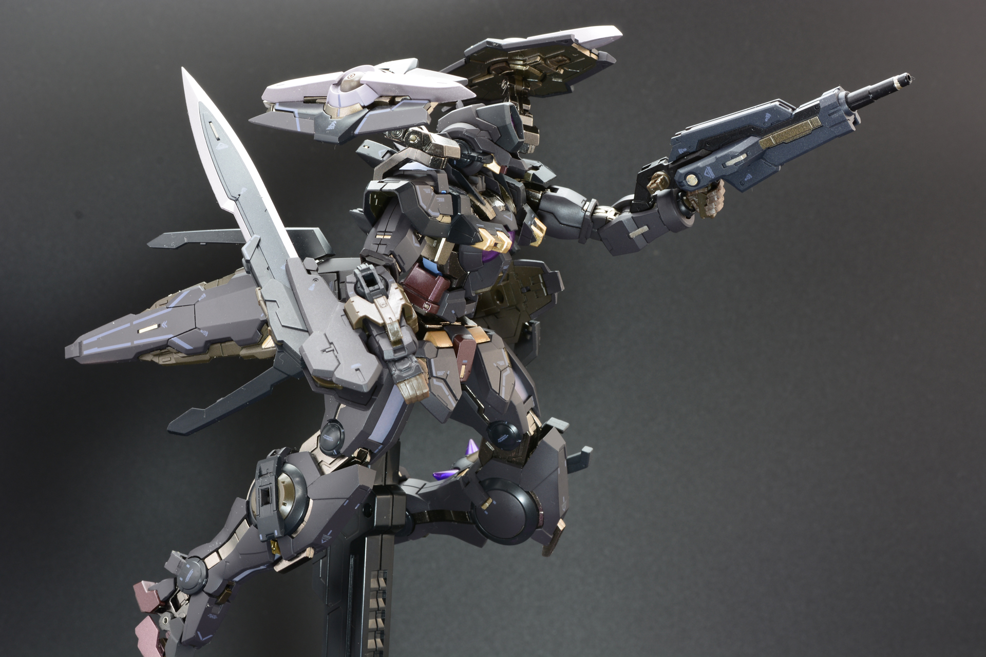 アームや機体のハードポイントに様々な武器を装備。最後はシールドのジョイントを使ってGNシールドを武器のプラットフォームにしてみた。武器がアームに直接つくようなジョイントも欲しかったところだ