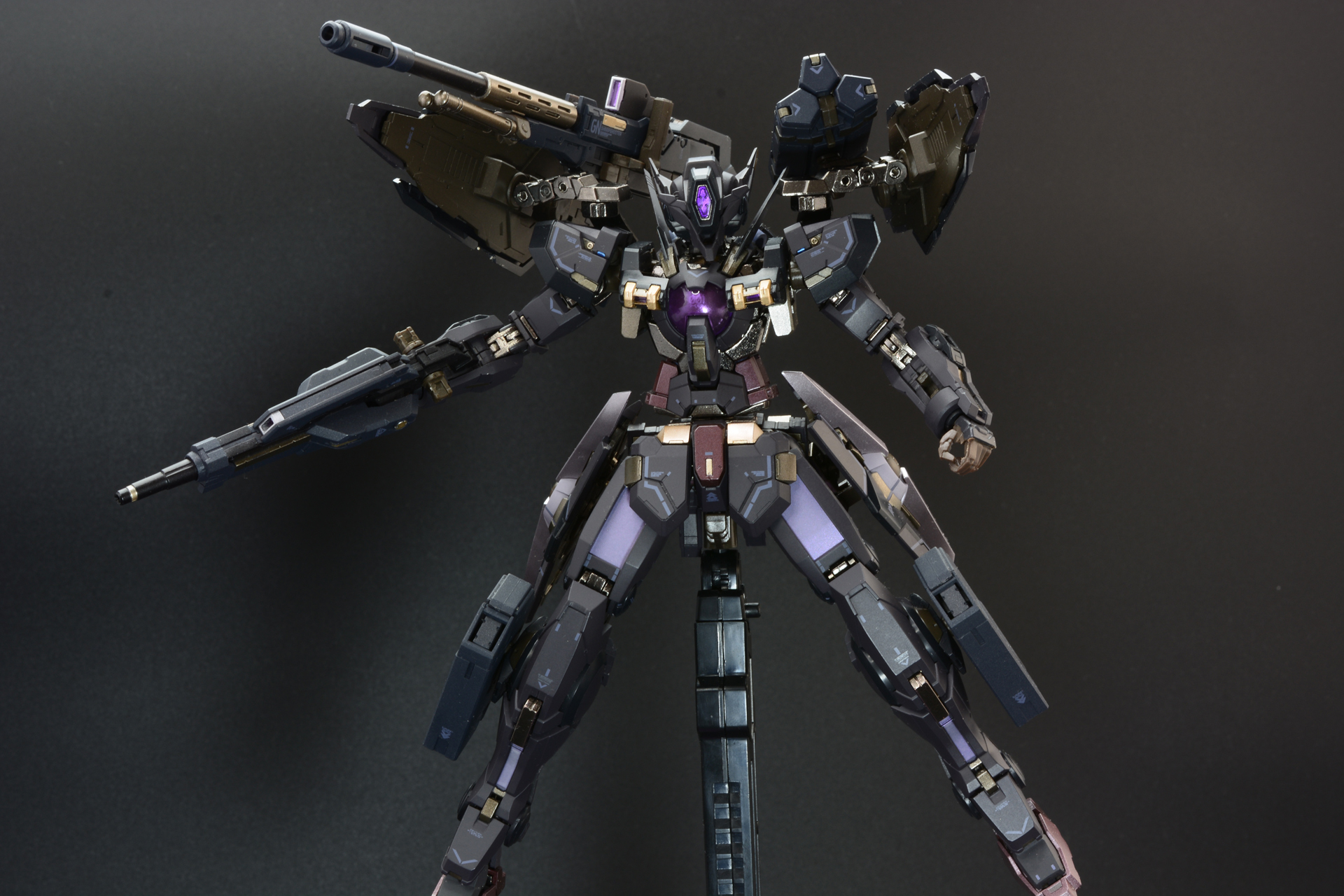 アームや機体のハードポイントに様々な武器を装備。最後はシールドのジョイントを使ってGNシールドを武器のプラットフォームにしてみた。武器がアームに直接つくようなジョイントも欲しかったところだ