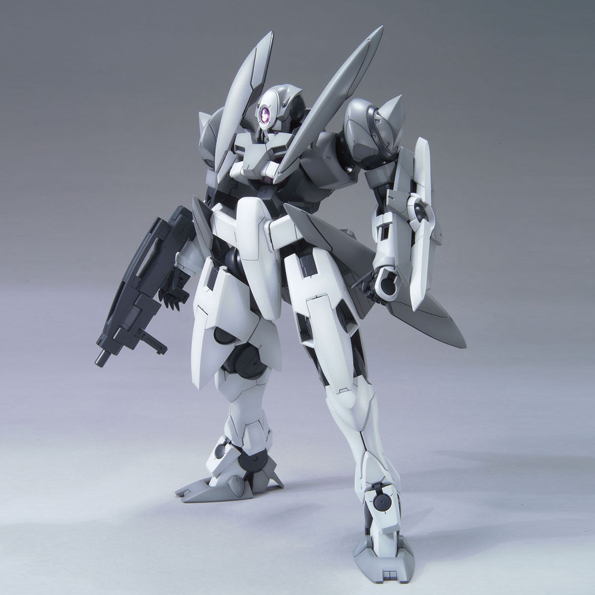 GN-X、写真はガンプラの「MG 1/100 ジンクス」。アニメ「機動戦士ガンダム00」に登場する機体。劇中でガンダムの量産機といえる設定だ。フィンスターニスは同じシールドを装備している