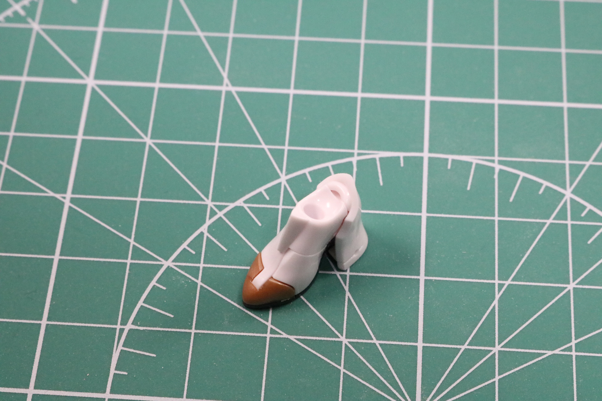 足首回りは踵部分が増量されたデザインとなっている