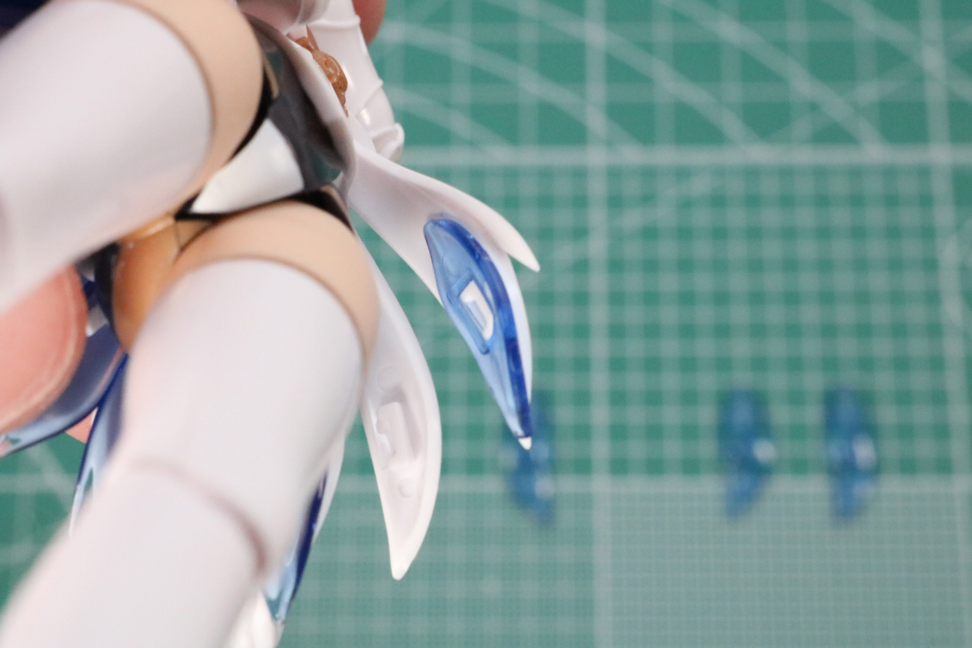 スカート部分にクリアパーツを装着。背面は差し込み、前面ははめ込みとなっている