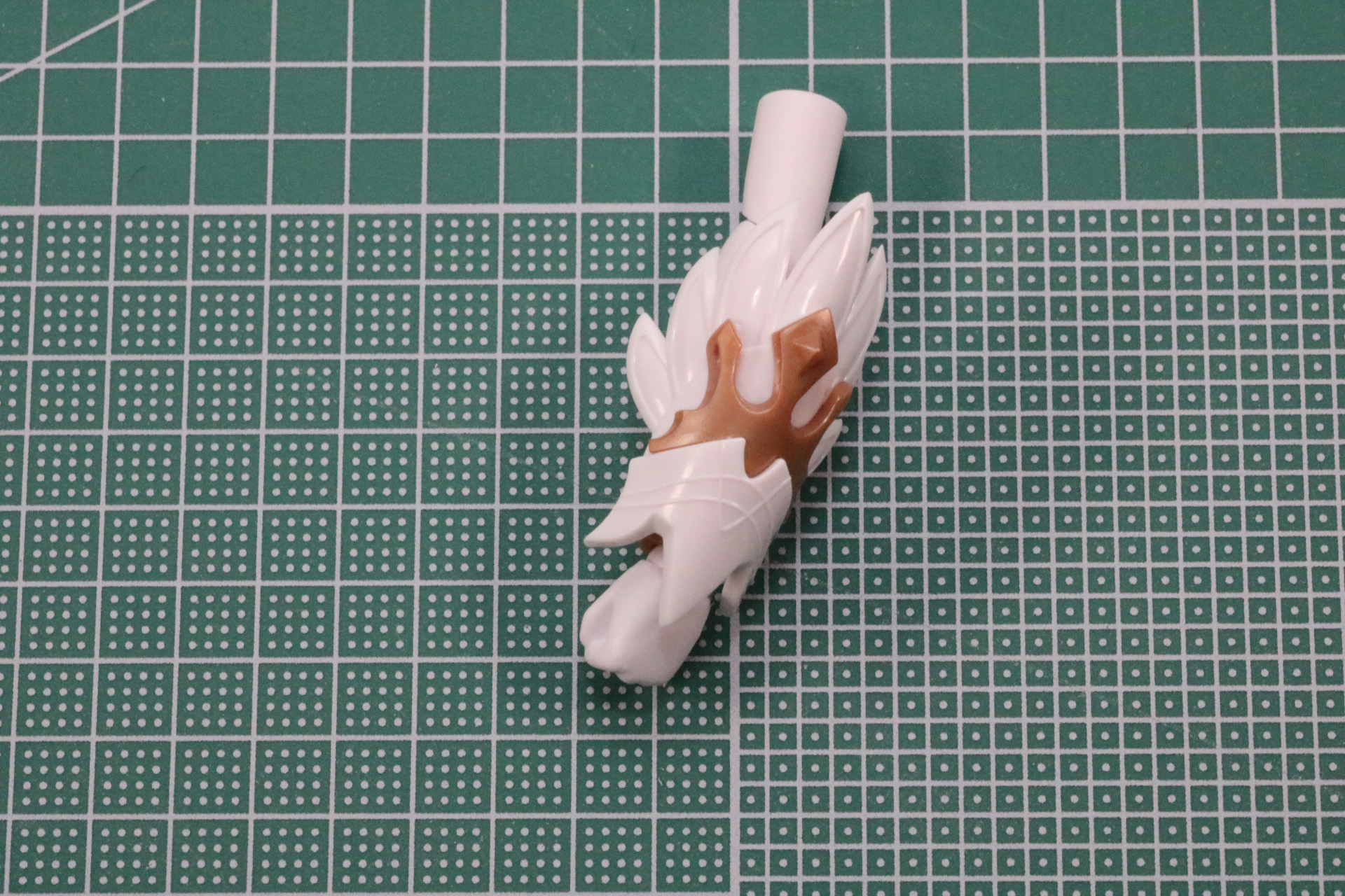 左腕手甲は重厚感あるデザインのものに組み替え