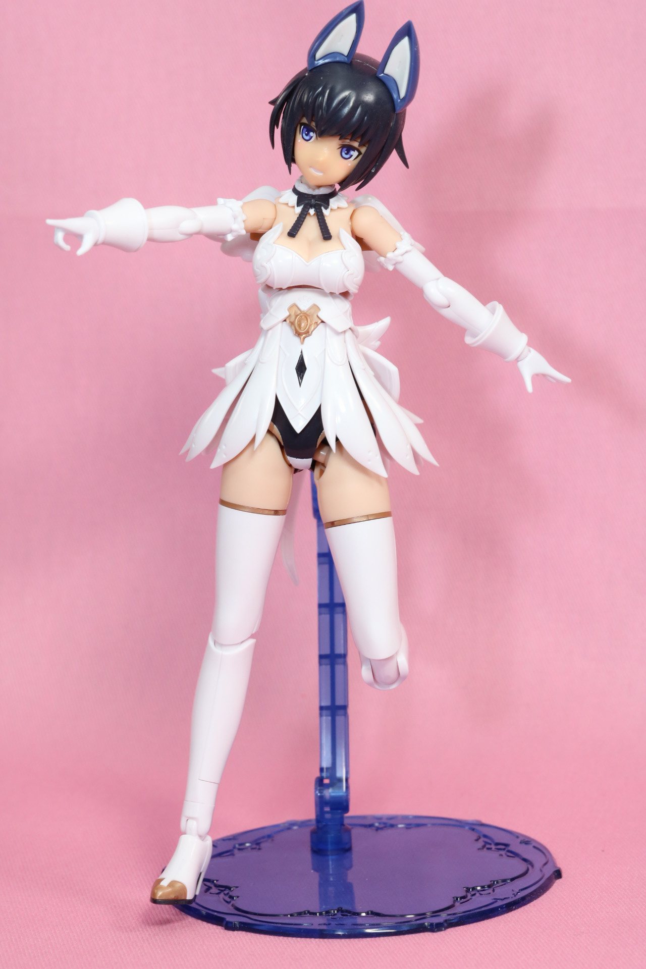 「ルミティア」の頭部を「フレームアームズ・ガール イノセンティア Blue Ver.」に合わせると規格の違いでどうしても首が埋まった感じになってしまう