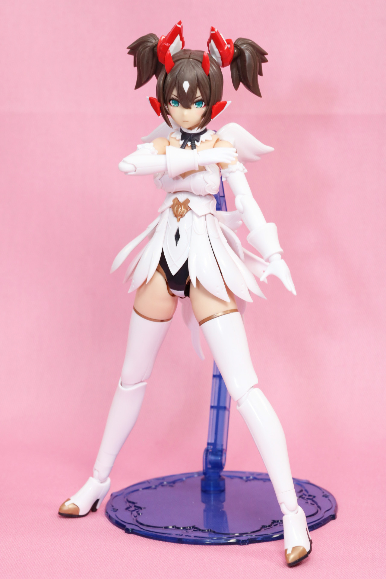 首の長さや頭身もバランスもとれている。ファンタジーな衣装でも、ポーズによってカッコ良さが演出できる