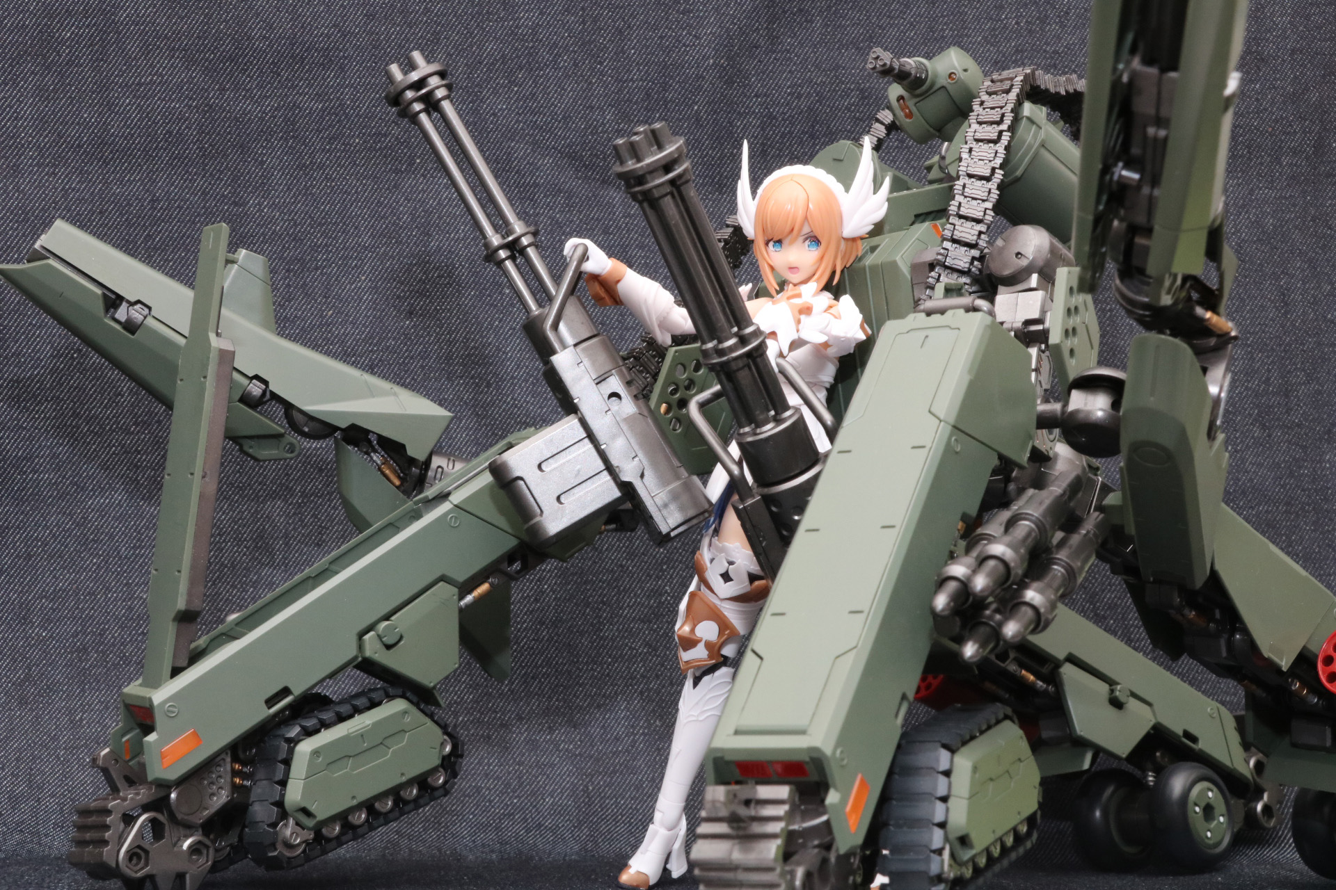 2門のガトリング砲に「ヘキサギア スティールレイン」パーツによる巨大砲、ミサイルなど重火力を演出