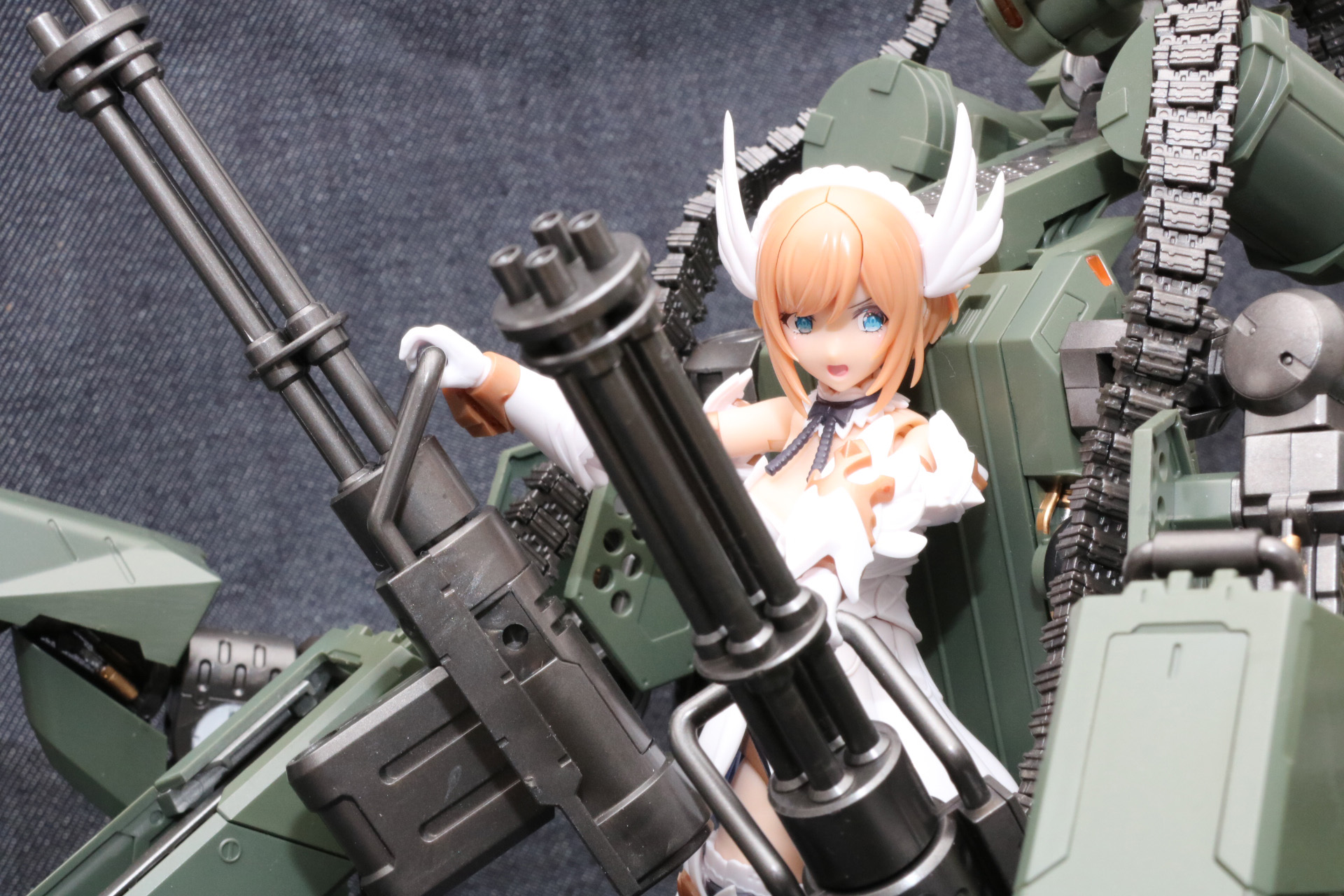 弾帯など細やかなミリタリーテイストも楽しめる