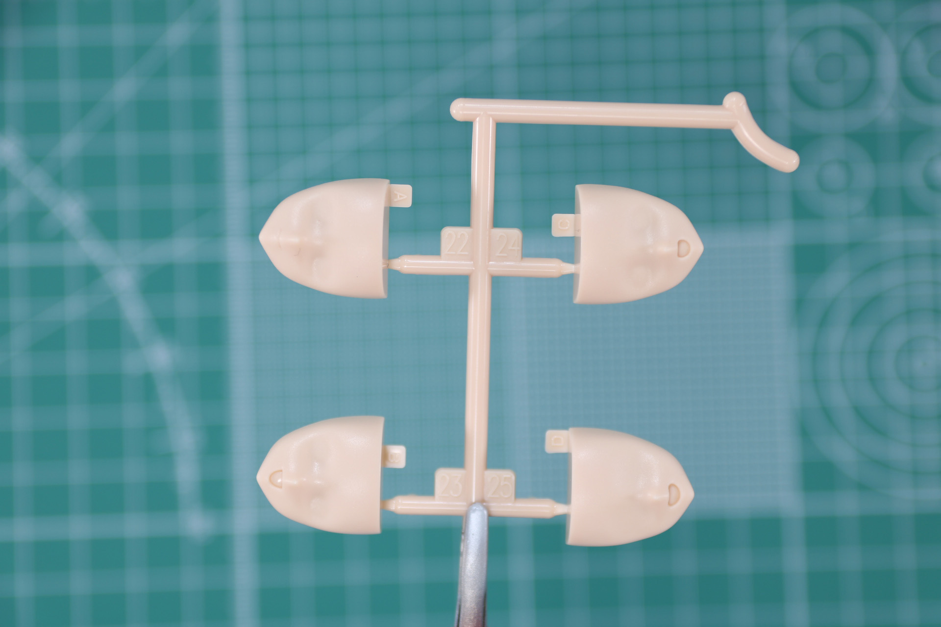 瞳デカールの組み合わせでオリジナルの表情も作成可能