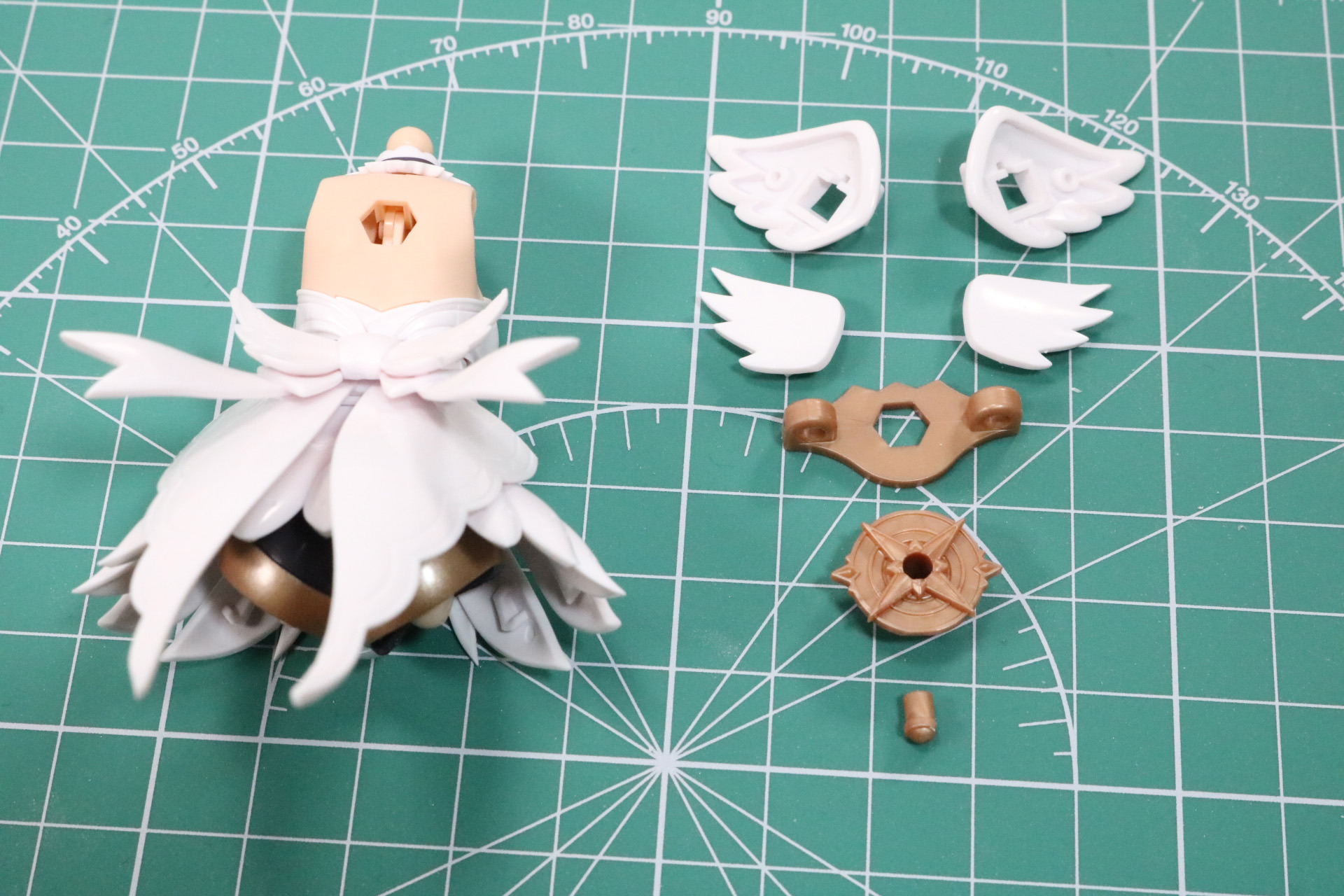 背中の魔法陣パーツは細かく造形されている