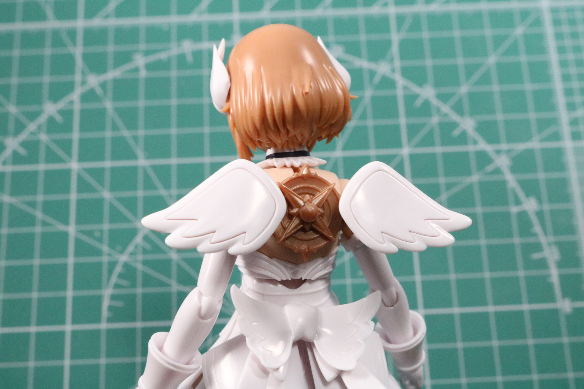 「ルミティア」背中の魔法陣パーツの中央を取り外すことで3mm受け軸となり、専用台座と接続することができる