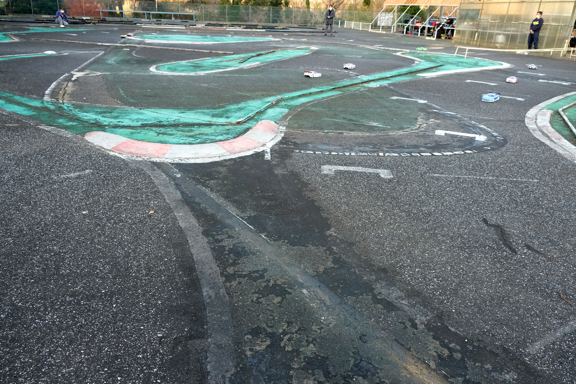 手作業で丁寧に補修されているが、均一な路面ではないためグリップが変化する