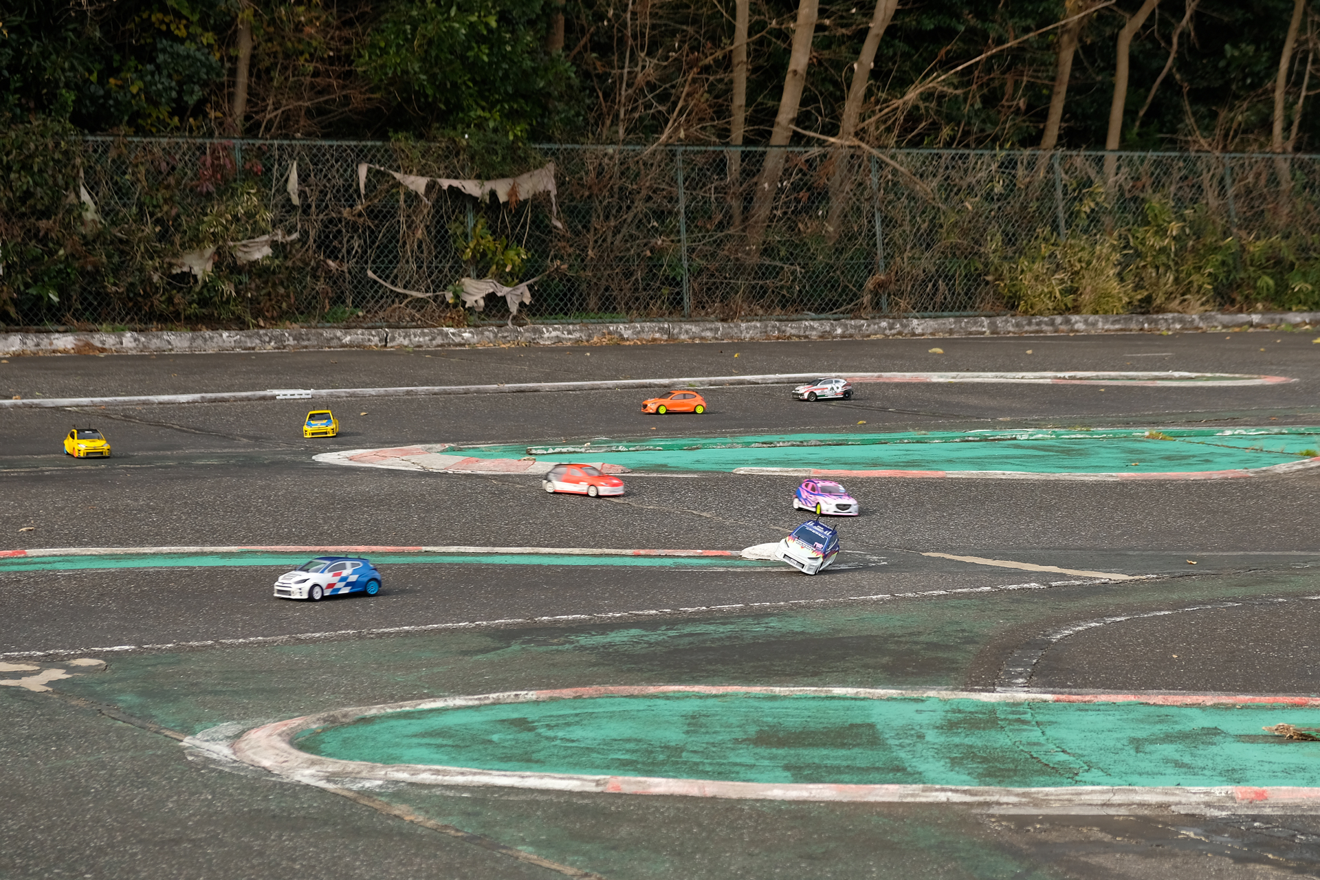 縁石で弾んでも、皆さん巧く立て直していた。バンピーな路面への対策がしっかり出来ていると感心させられた