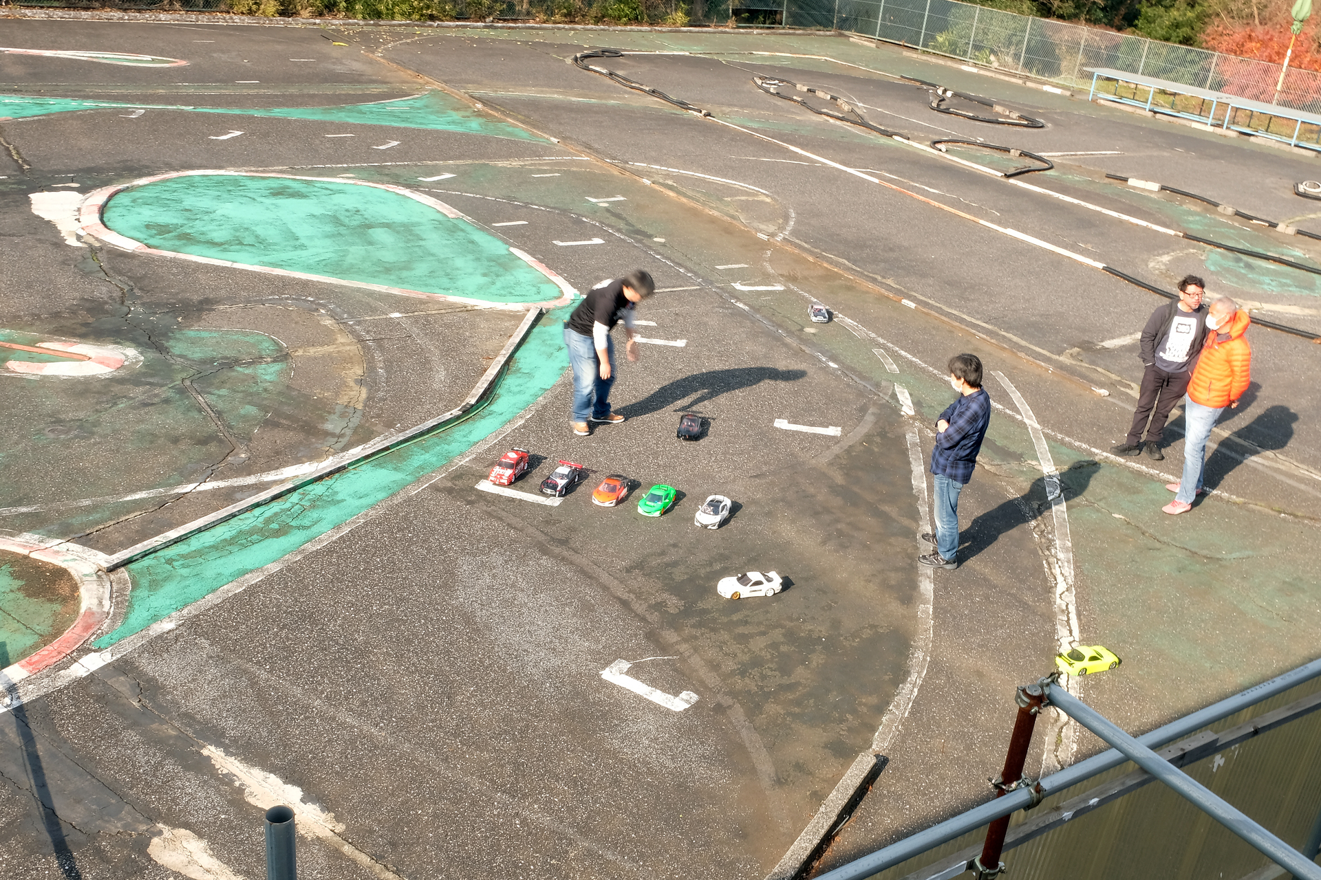 手の空いた参加者が率先して車両をスタート位置に付けてくれる。レース中のコース横で補助するマーシャルもできる人が各自で行なう