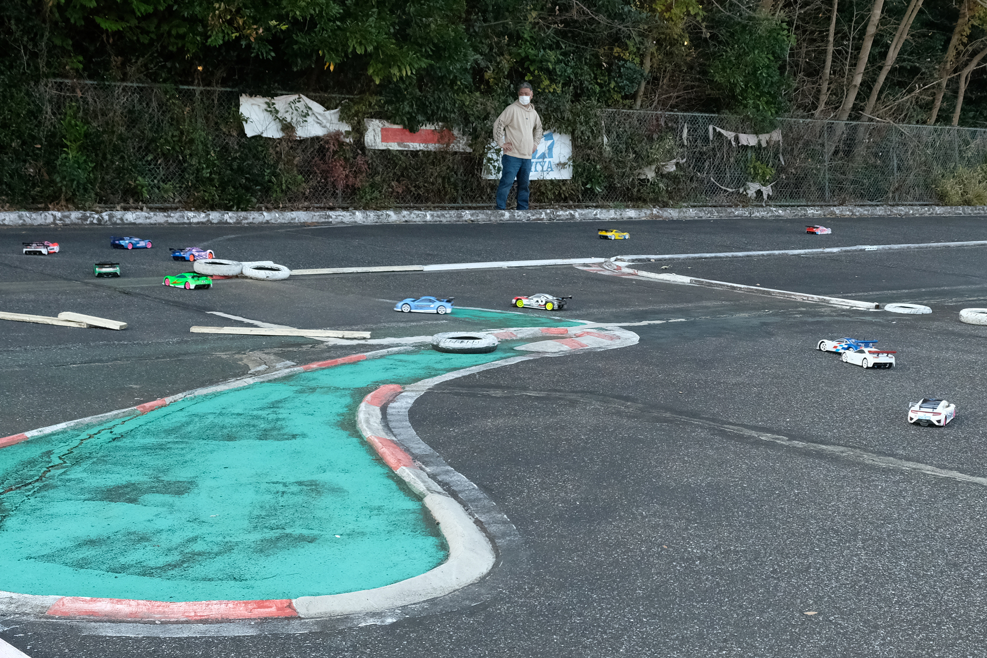 スタート直後、ツートンカラーのミツミゾ号とイエローのキワメン号はバックストレートで混戦を抜け出す