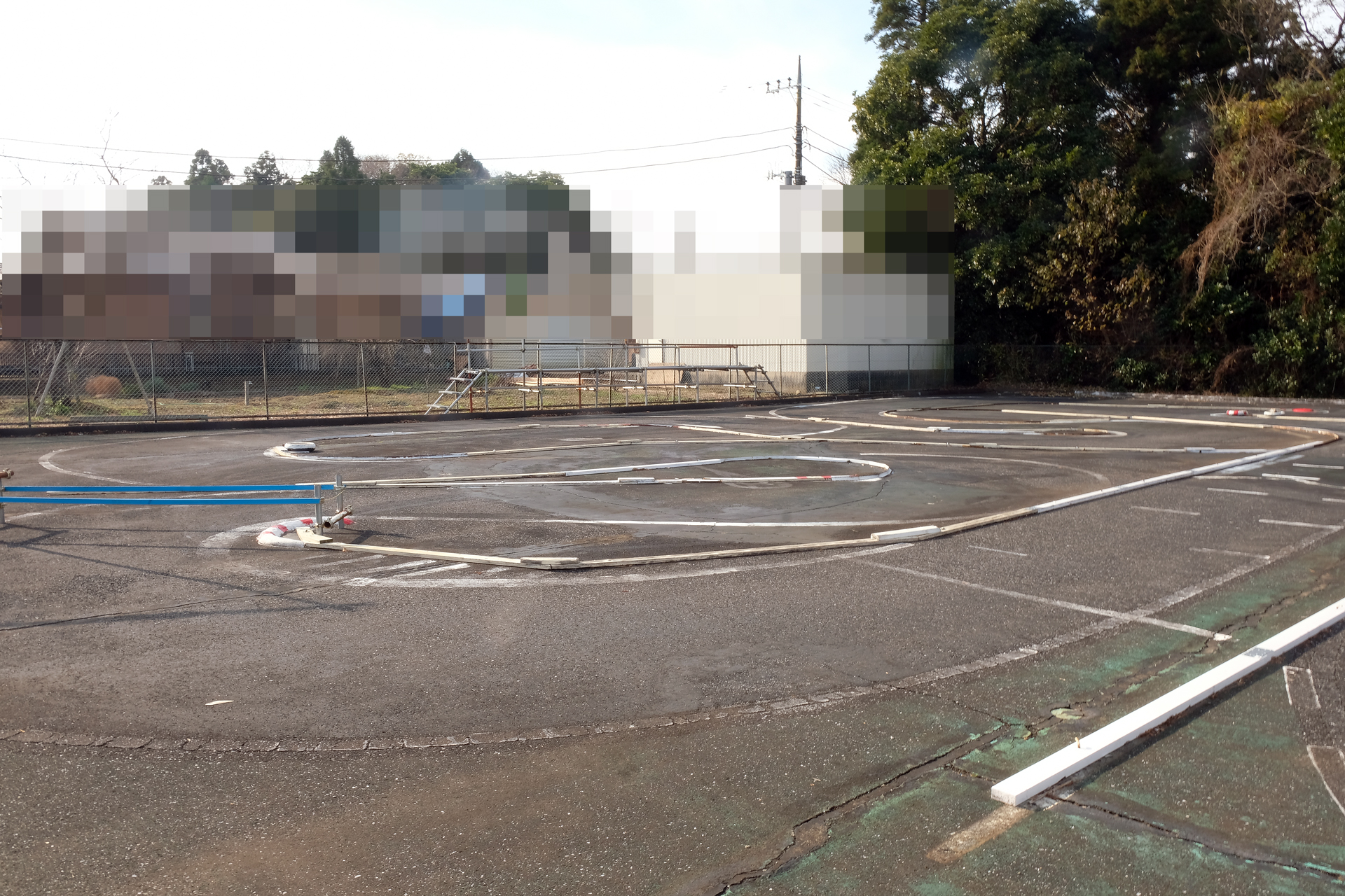 向かって右側のオンロードコース。メインコースでレース開催日も利用可能なので、初心者も安心して練習できる