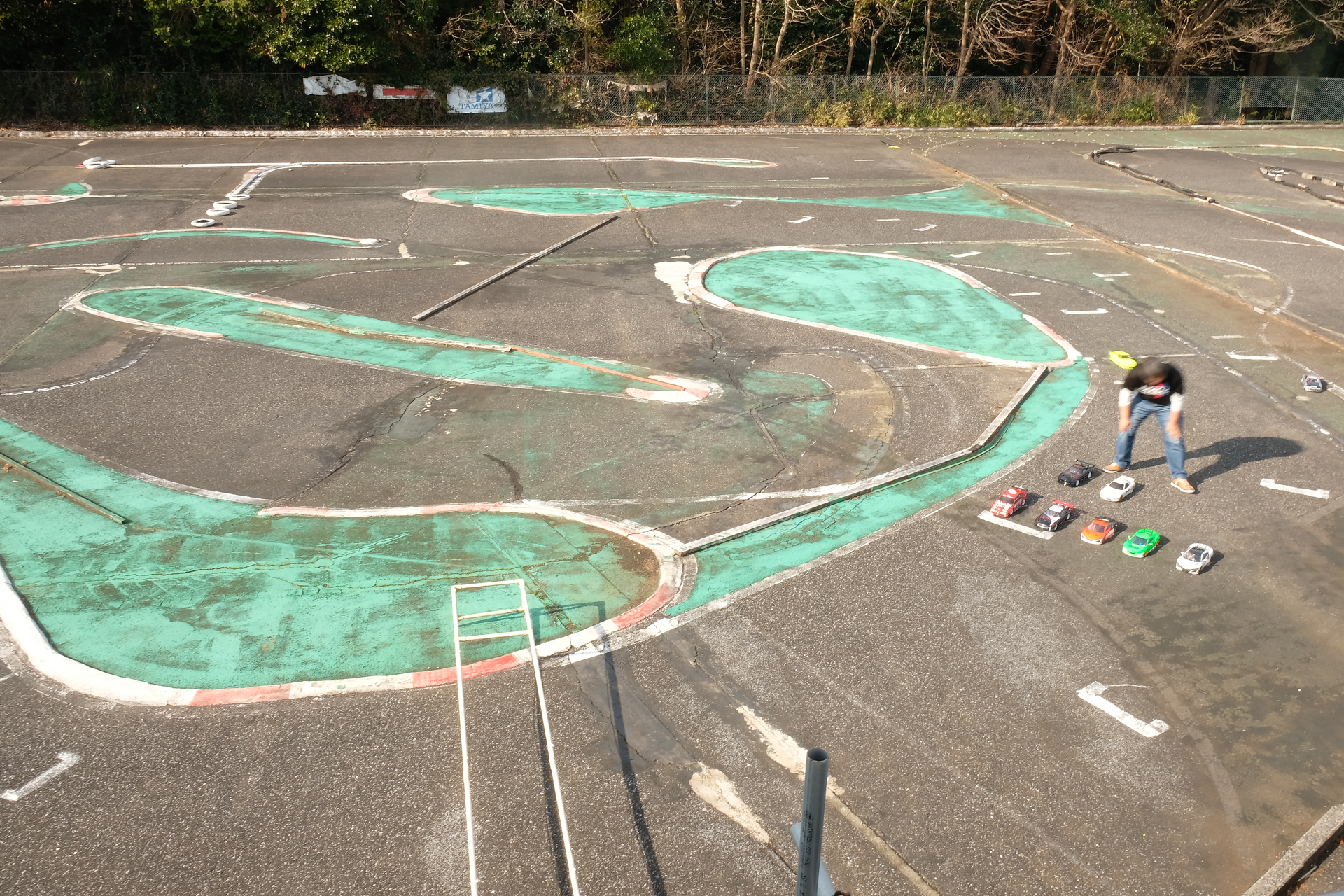 コースはスターティンググリッドも緩やかなカーブに備えられていて、長い直線がない。全体的にコーナーで構成された中低速のテクニカルコースだ