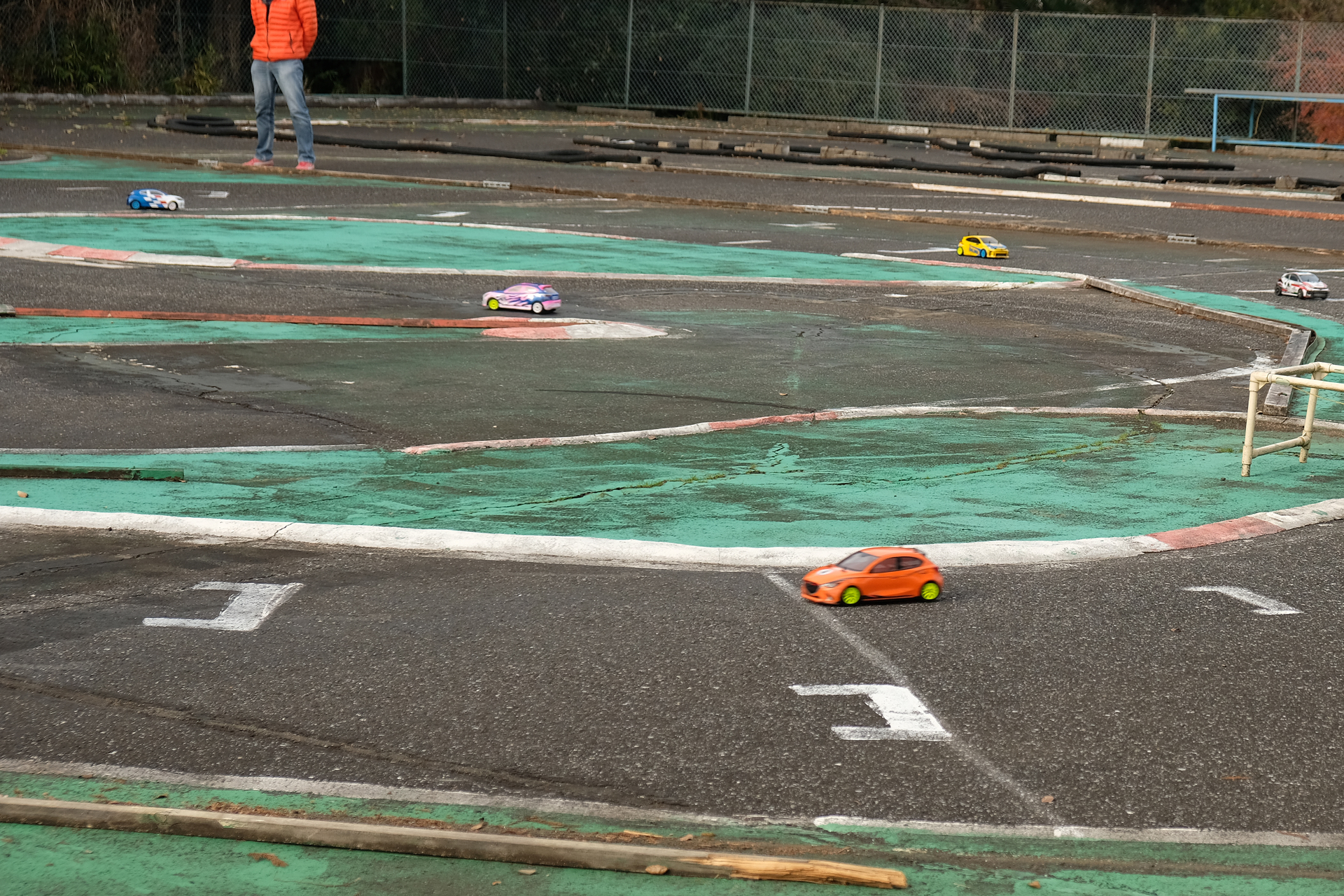 急角度のヘアピンカーブ。ここで減速と加速への切り替えを巧く行なうことで次のラップタイムを短くできる