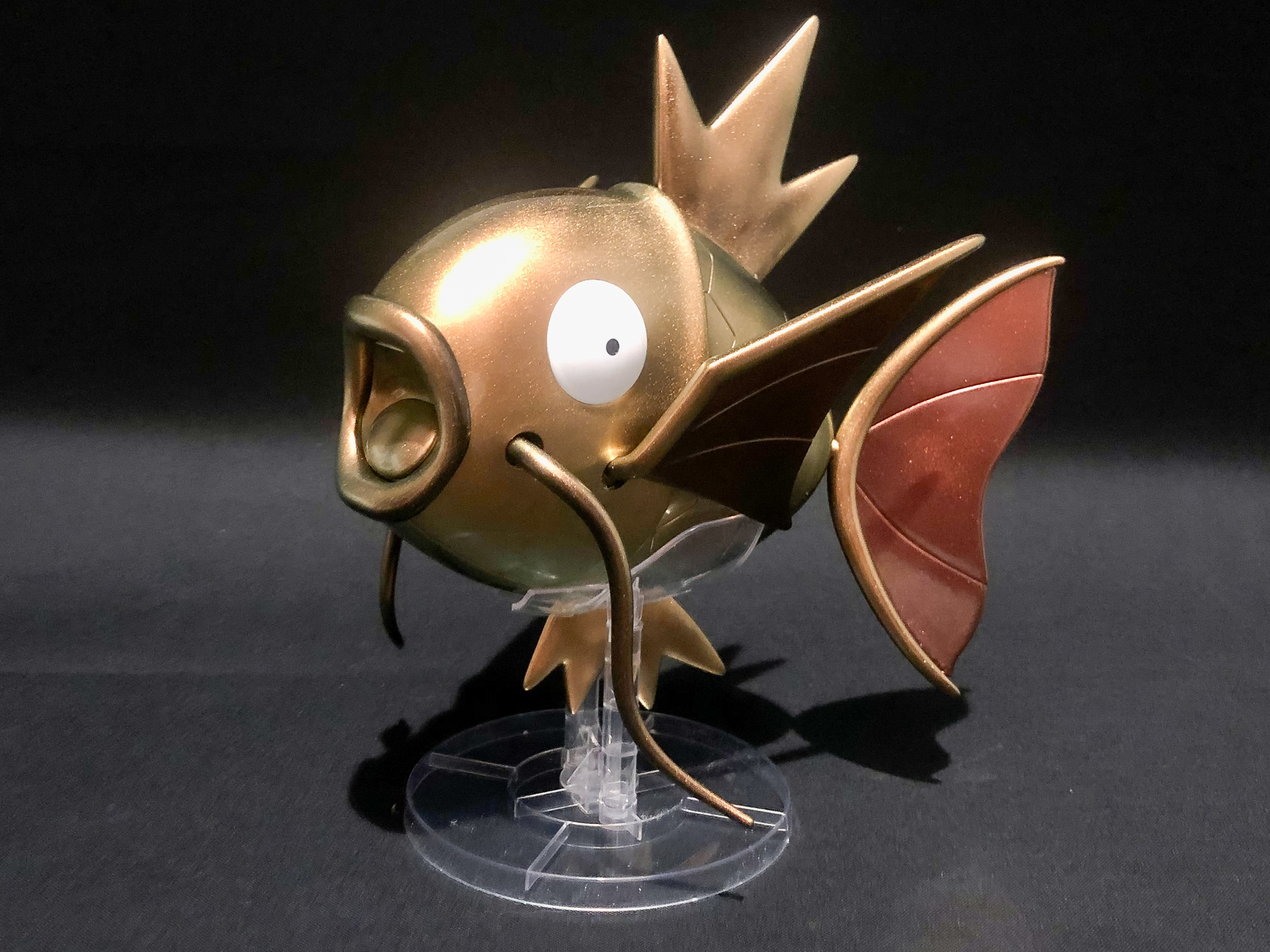 金色の輝きと偏光により縁がグリーンに輝くことで異質な雰囲気を醸し出しています。