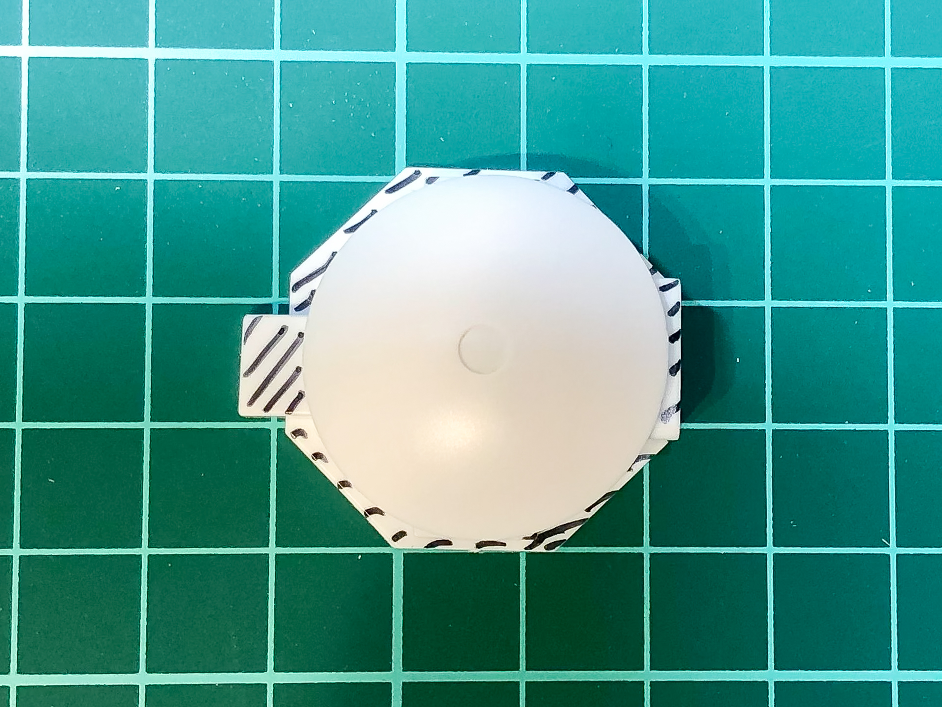 加工を行なう目のパーツ。斜線部をカットしていきます。